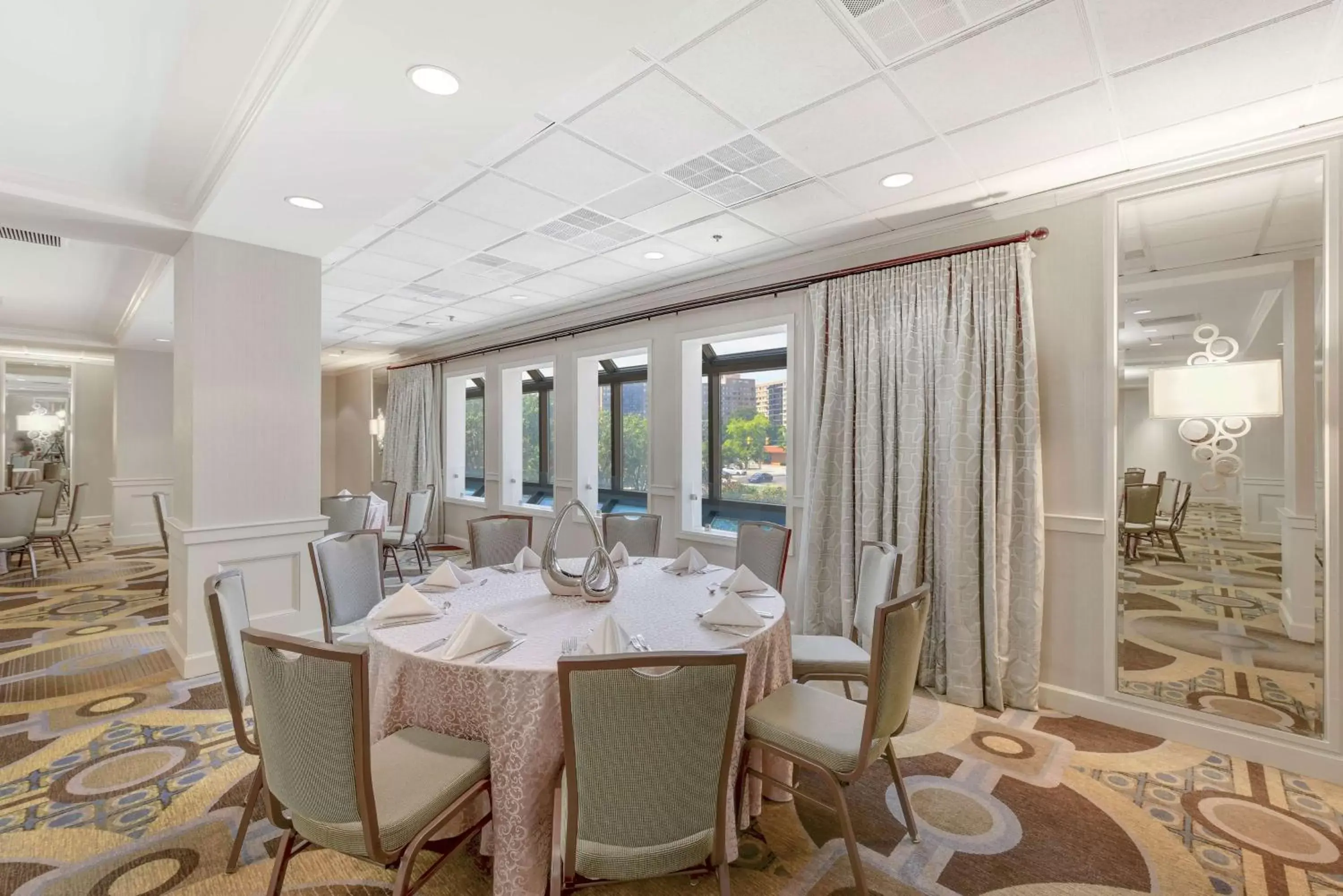 Meeting/conference room, Restaurant/Places to Eat in Hilton Arlington National Landing