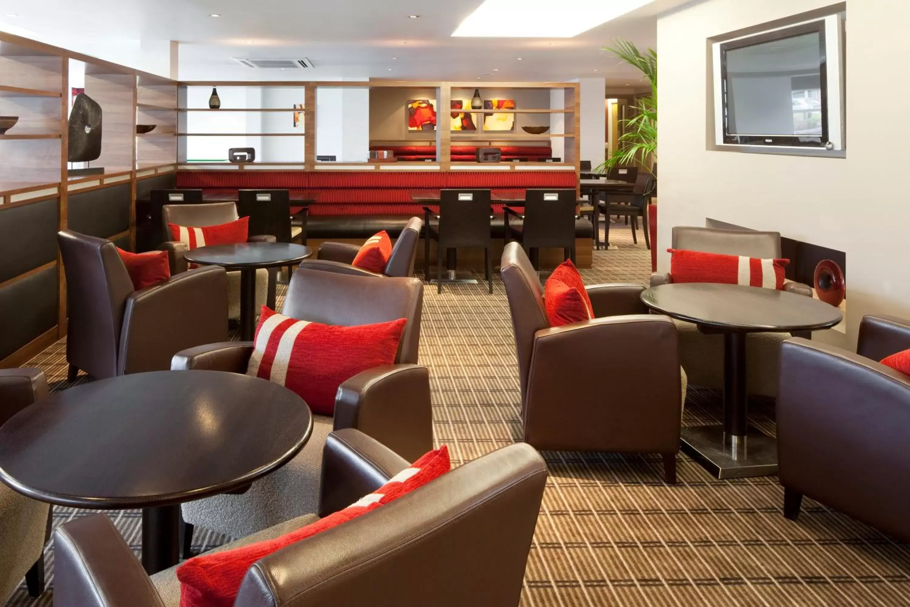 Restaurant/places to eat, Lounge/Bar in Holiday Inn Express Milton Keynes, an IHG Hotel