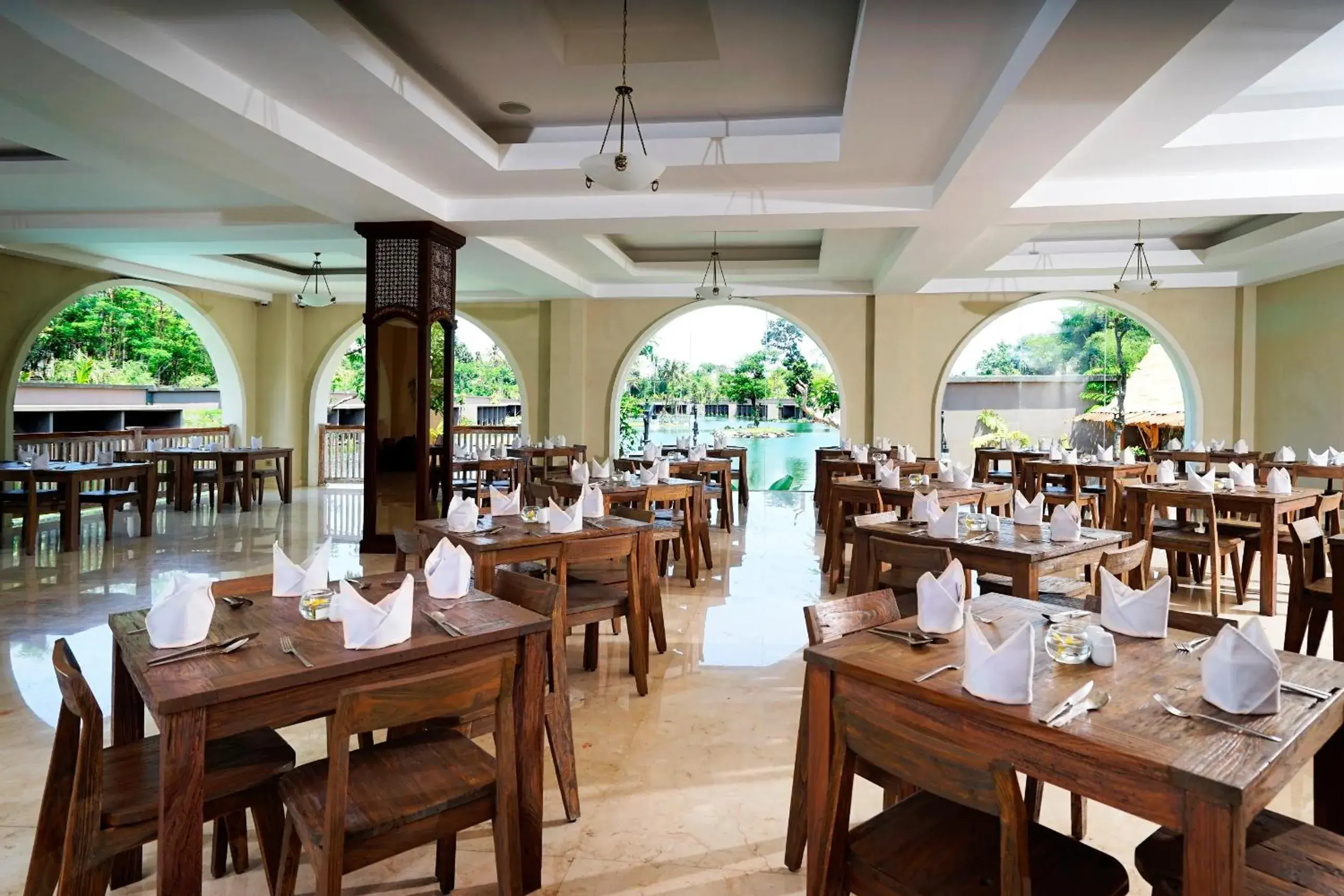 Restaurant/Places to Eat in The Westlake Resort Yogya