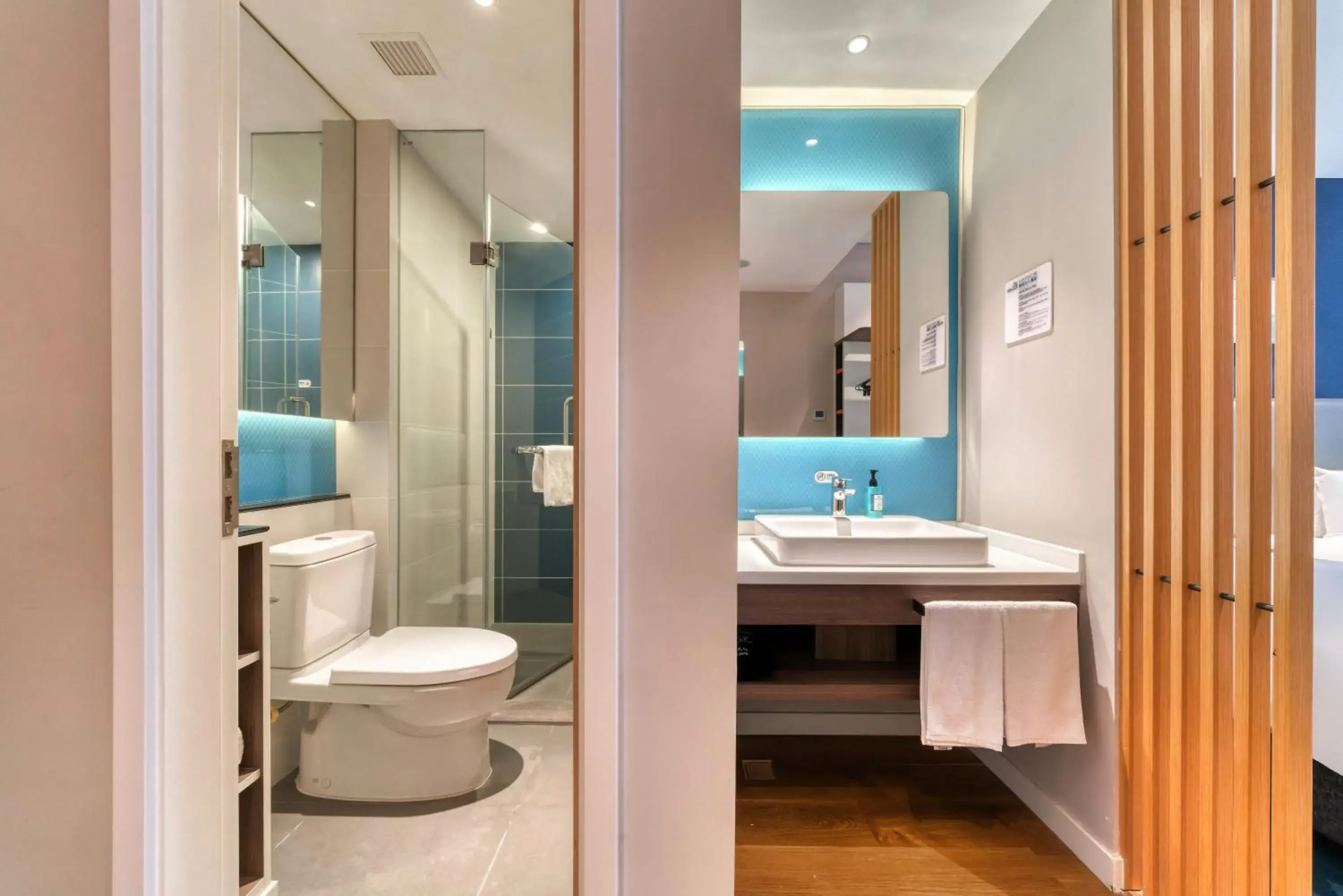 Photo of the whole room, Bathroom in HOLIDAY INN EXPRESS HANGZHOU BINJIANG