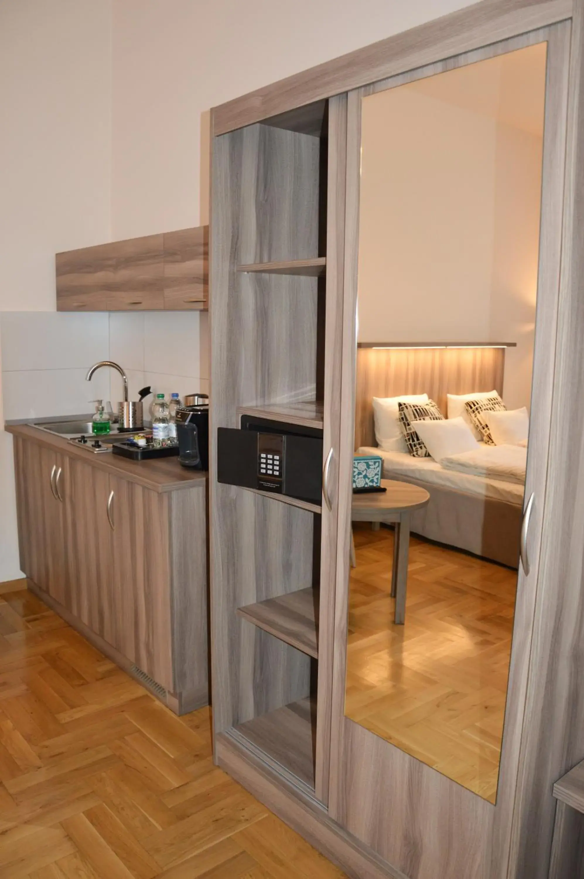 Kitchen or kitchenette, Bed in Kosmopolita Apartments Kitchen or kitchenette, Bed in Kosmopolita Apartments