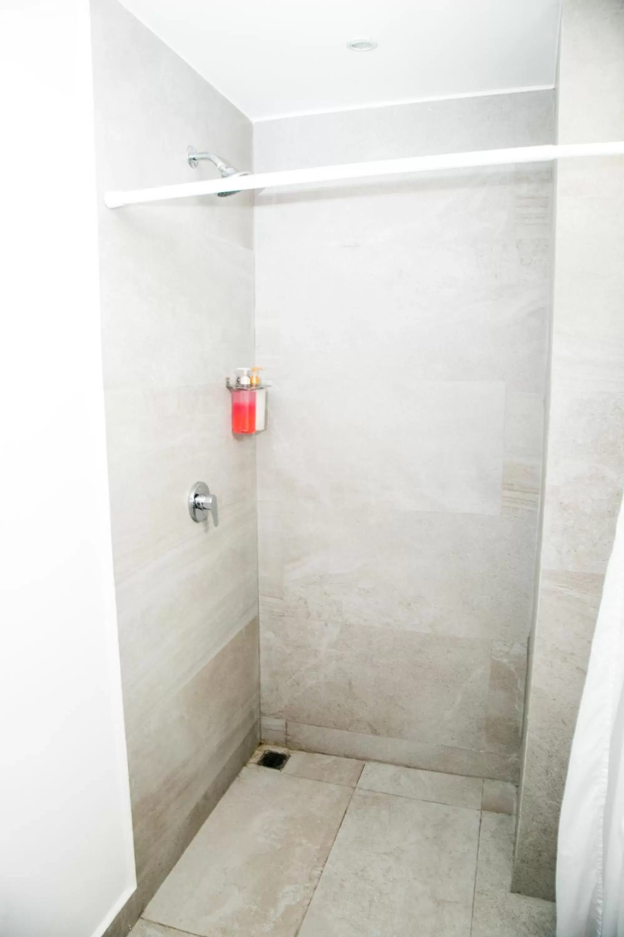 Shower, Bathroom in Booking 500