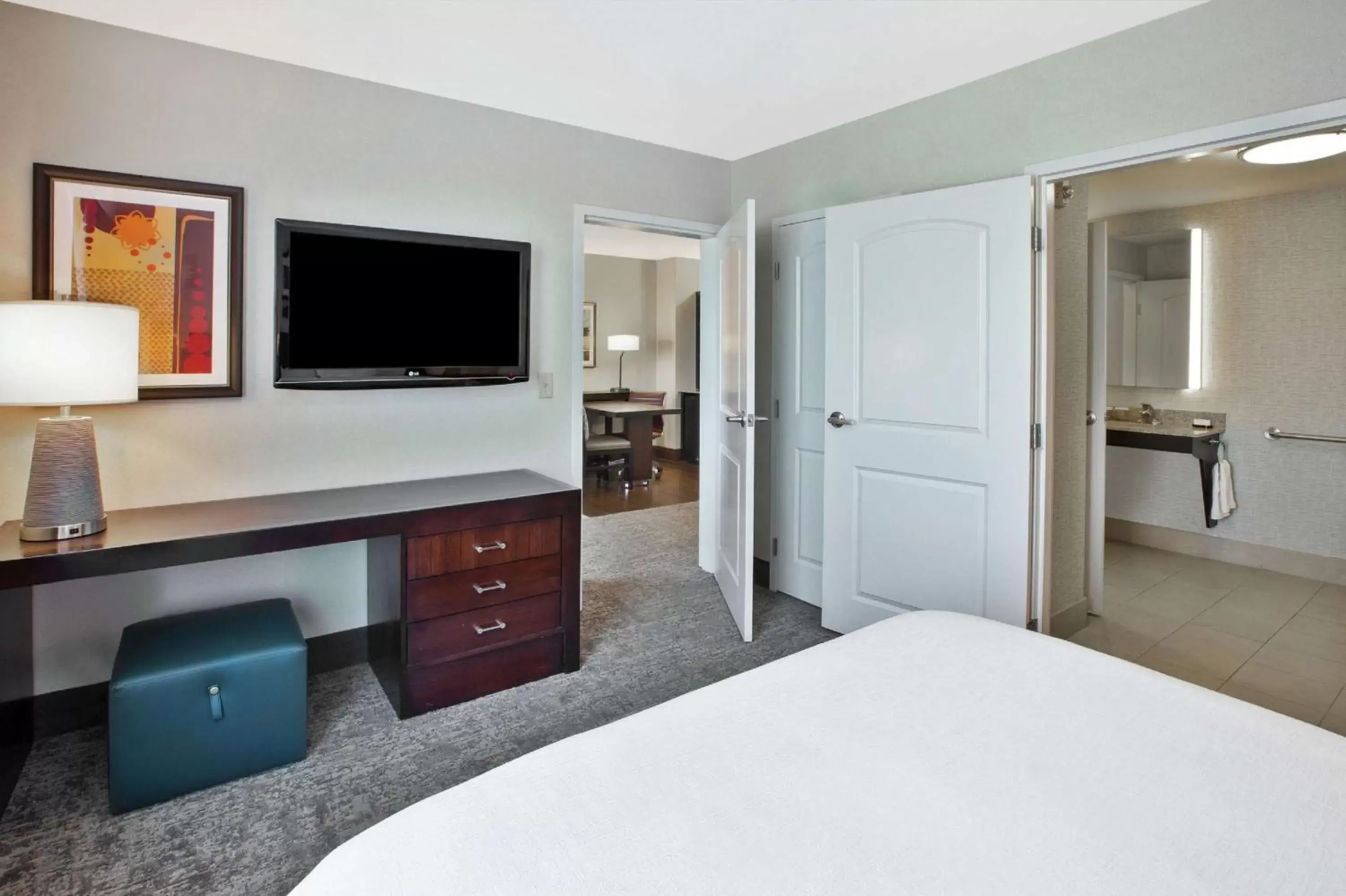 Bedroom, TV/Entertainment Center in Embassy Suites Columbus - Airport