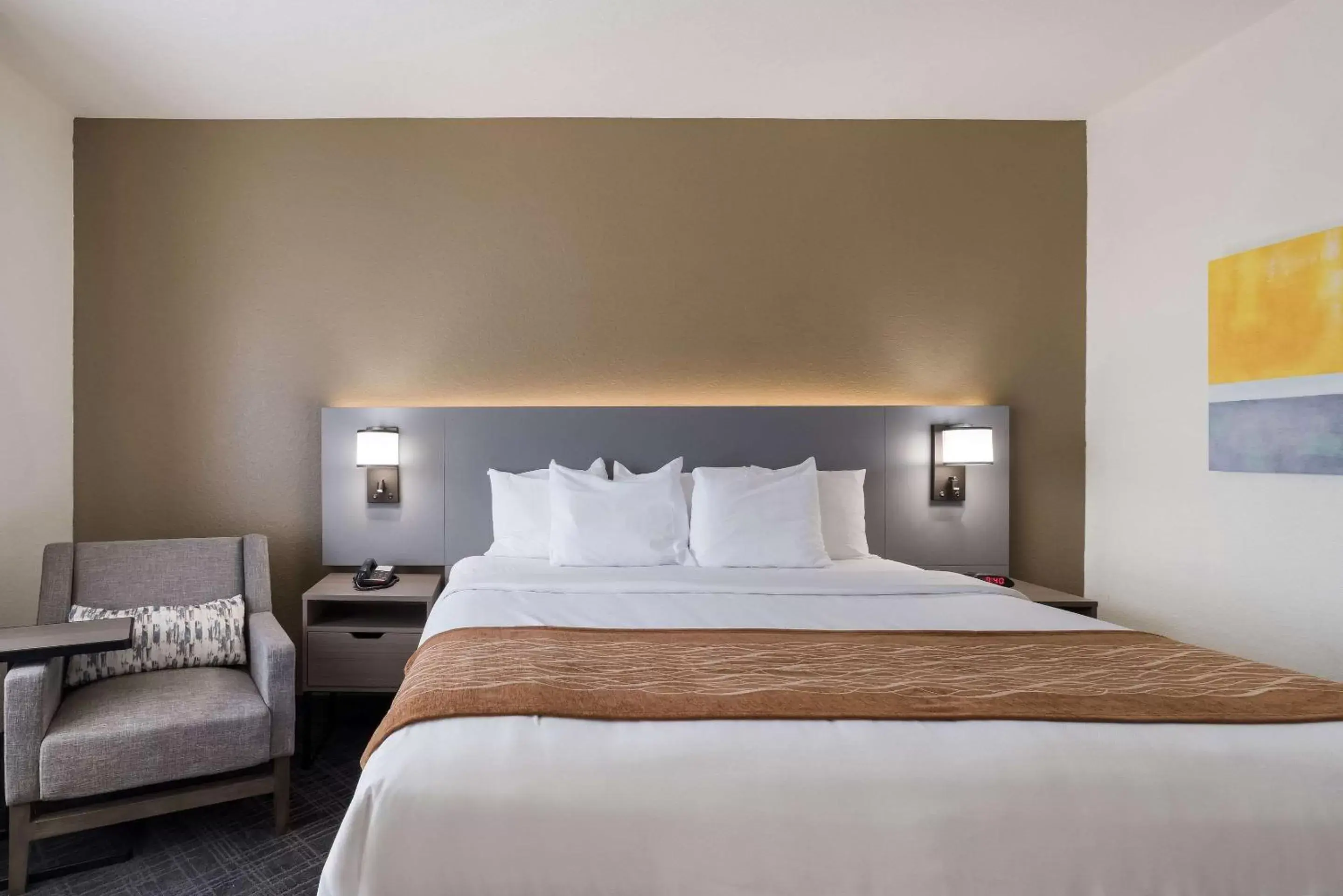 Bedroom, Bed in Comfort Inn & Suites Victoria North