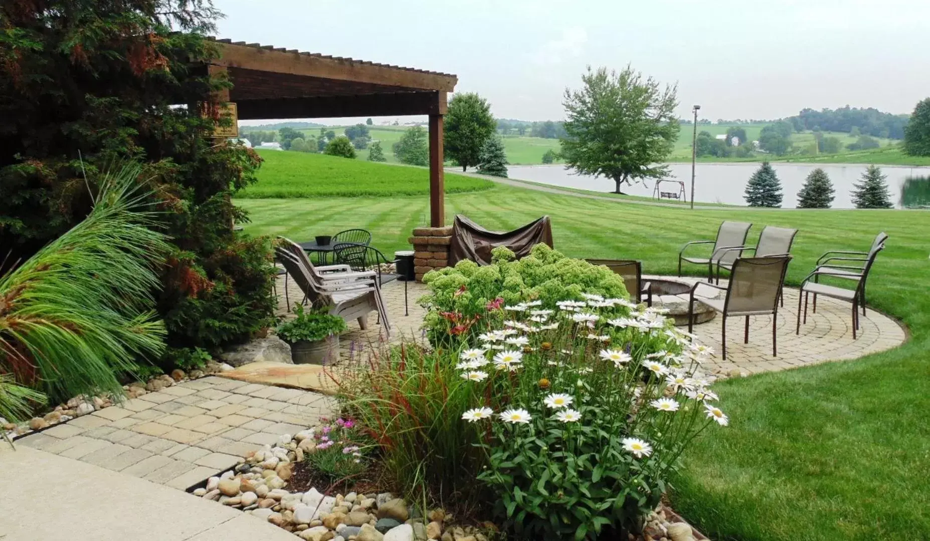 Garden in Sojourner's Lodge & Log Cabin Suites