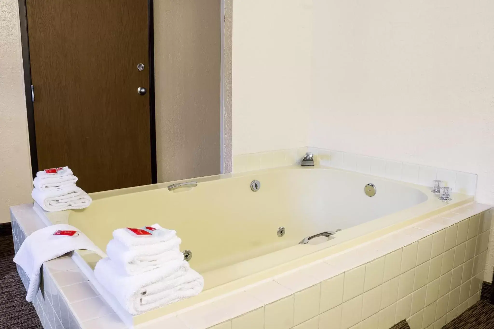Hot Tub in Econo Lodge, Downtown Custer Near Custer State Park and Mt Rushmore