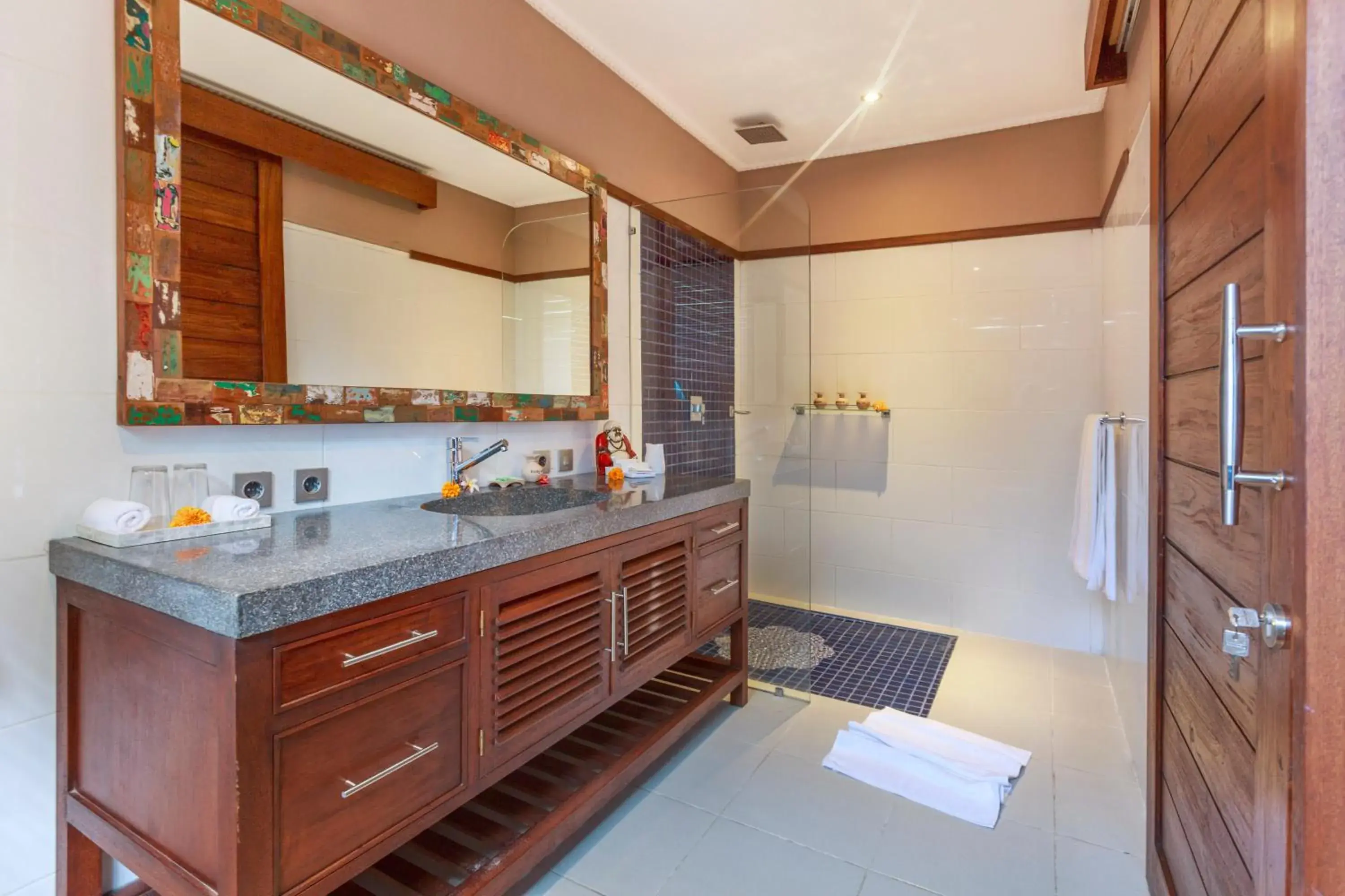 Shower, Bathroom in Solo Villas & Retreat