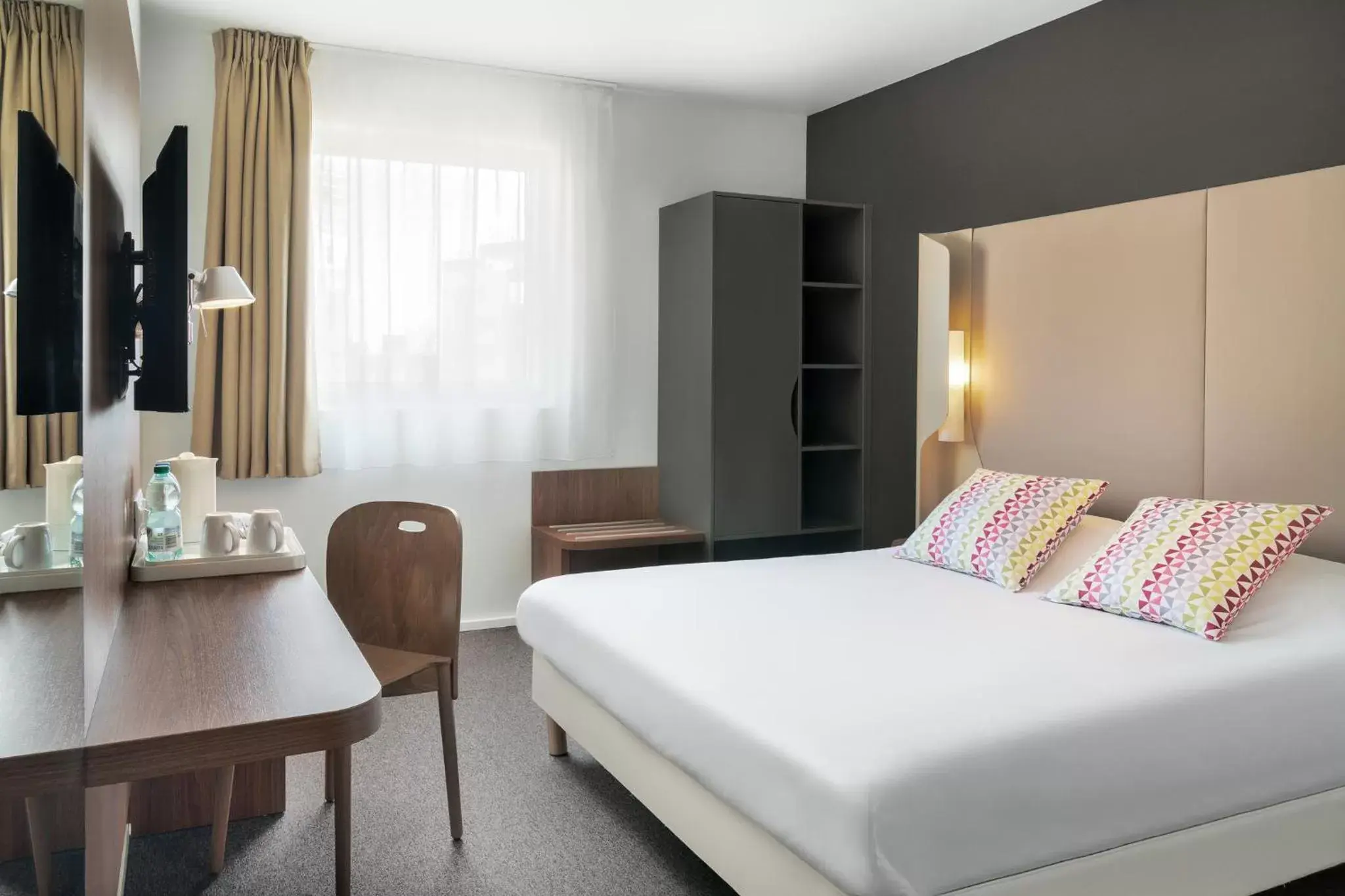 Bedroom, Bed in Campanile Hotel - Birmingham