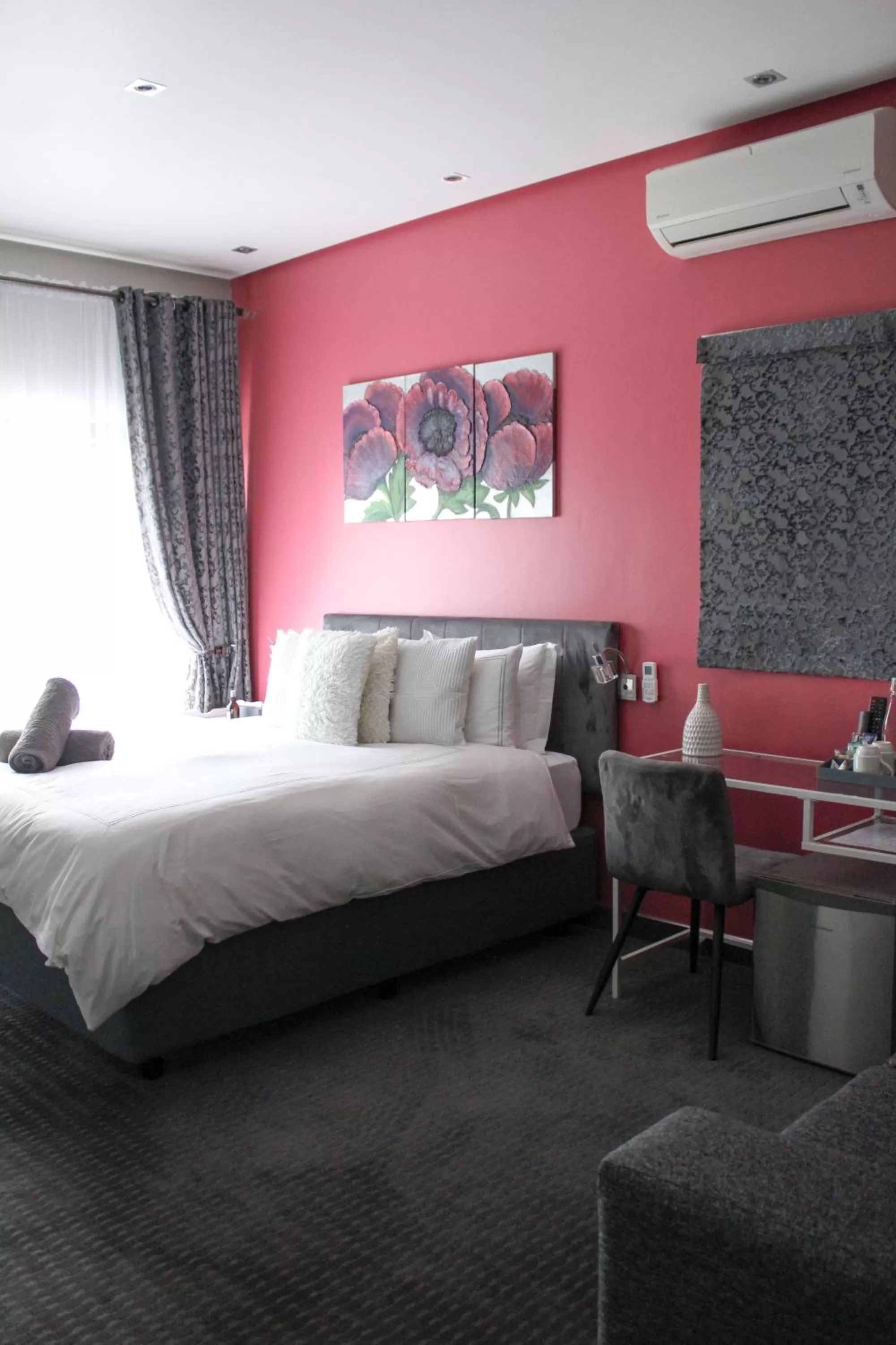 Photo of the whole room in The Raz