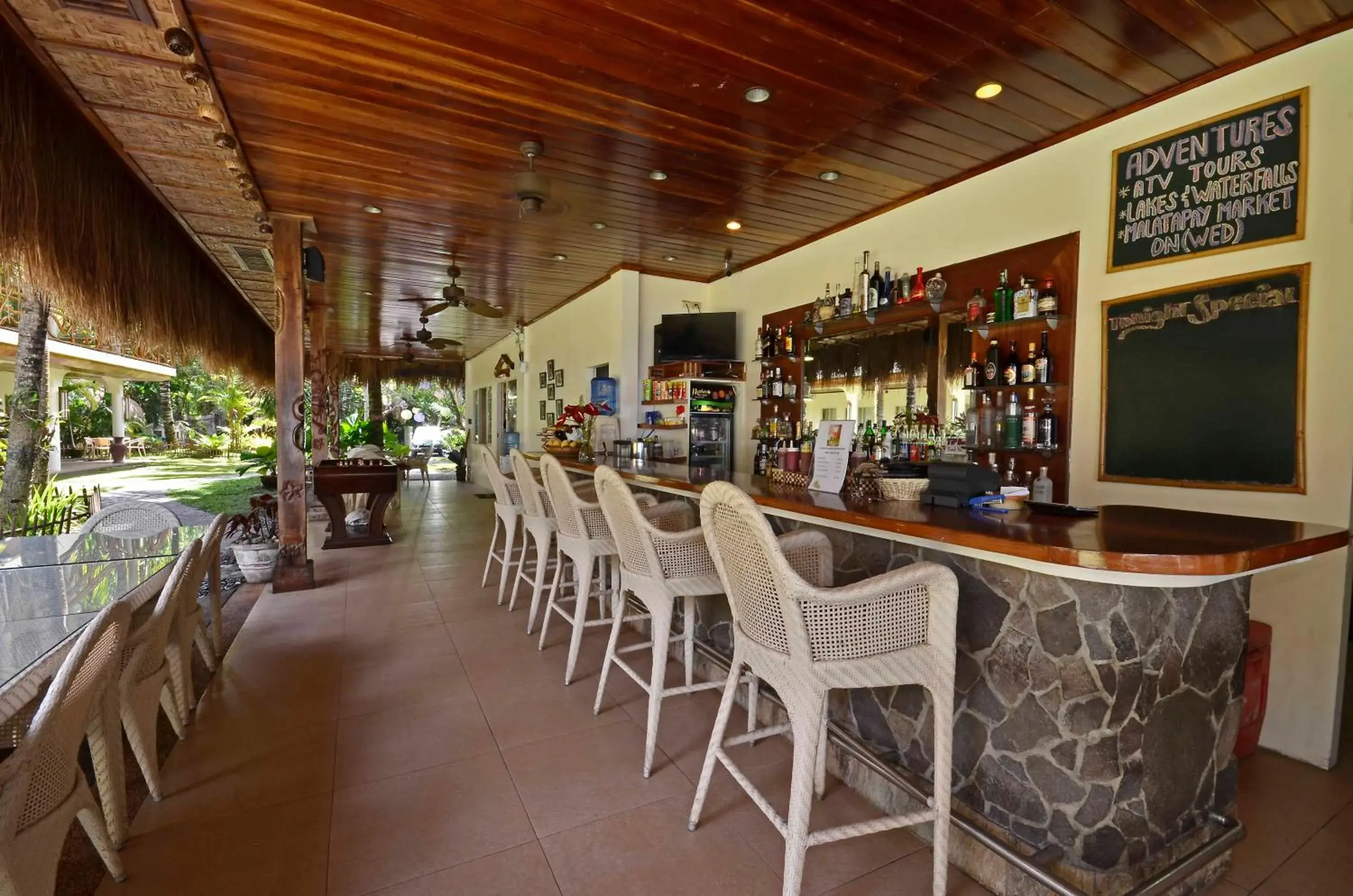 Restaurant/places to eat, Lounge/Bar in Mike's Dauin Dive Resort