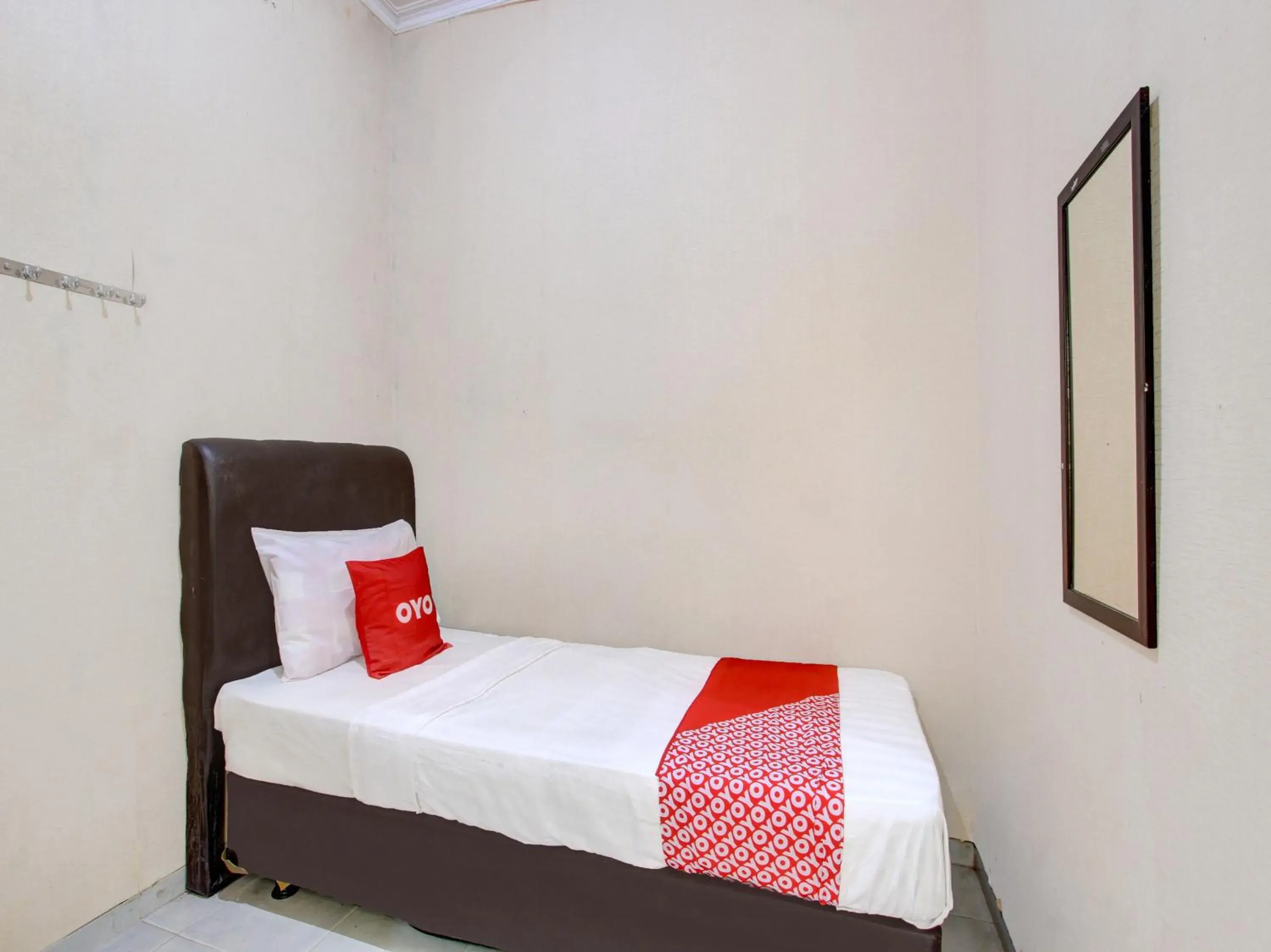 Bedroom, Bed in OYO 92511 Dias Guesthouse Syariah