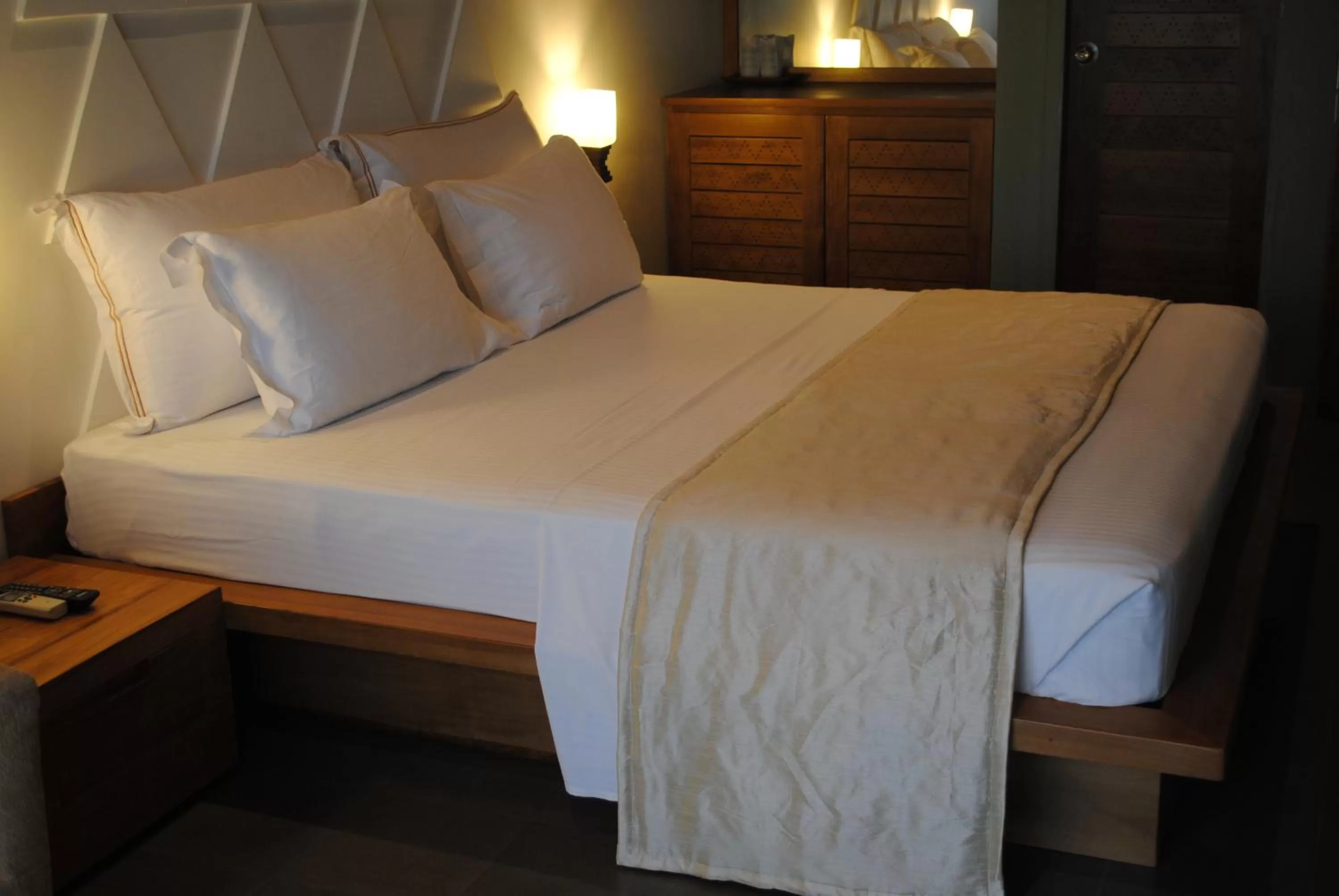 Bed in Lavendish Lake Giritale - Former Giritale Hotel