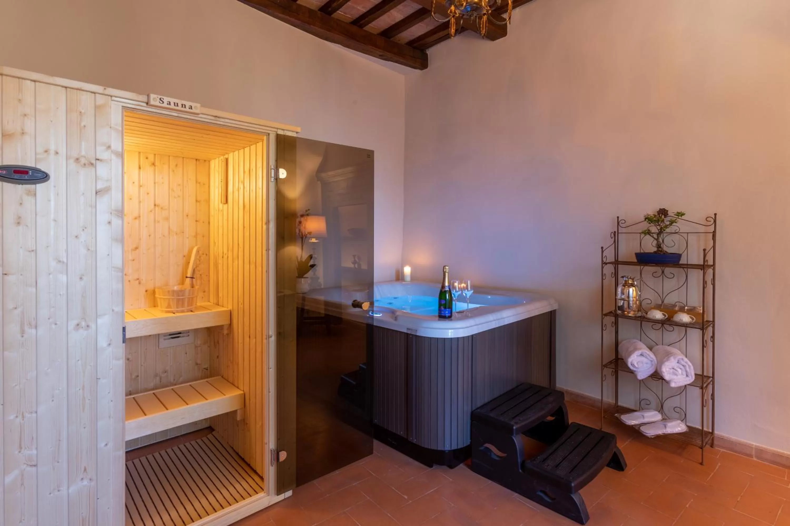 Hot Tub in Borgo Petroro