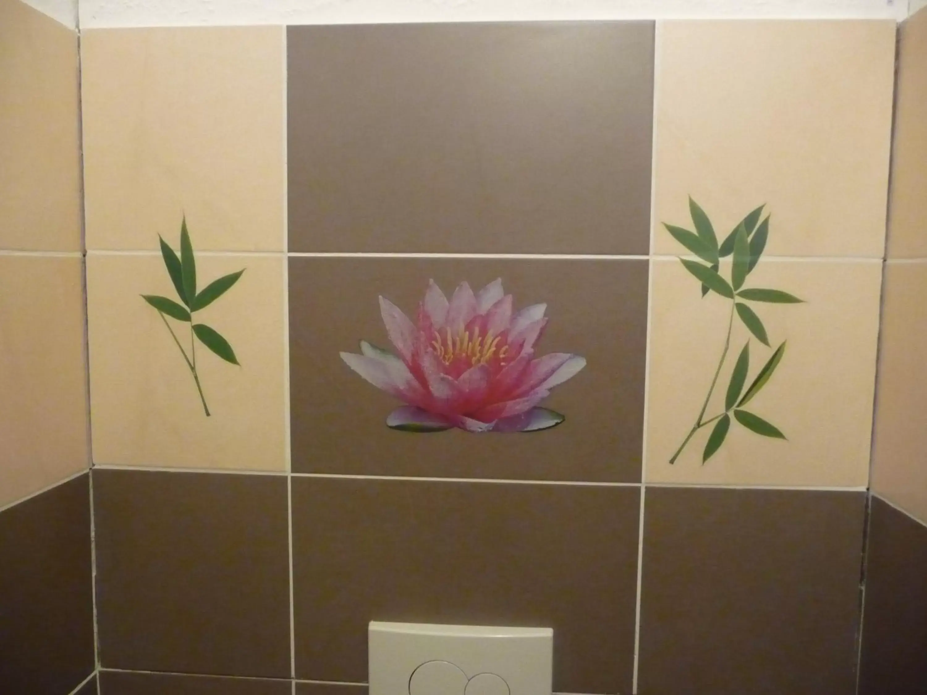 Bathroom in Hôtel Les Tilleuls de Pareloup à Salles-Curan