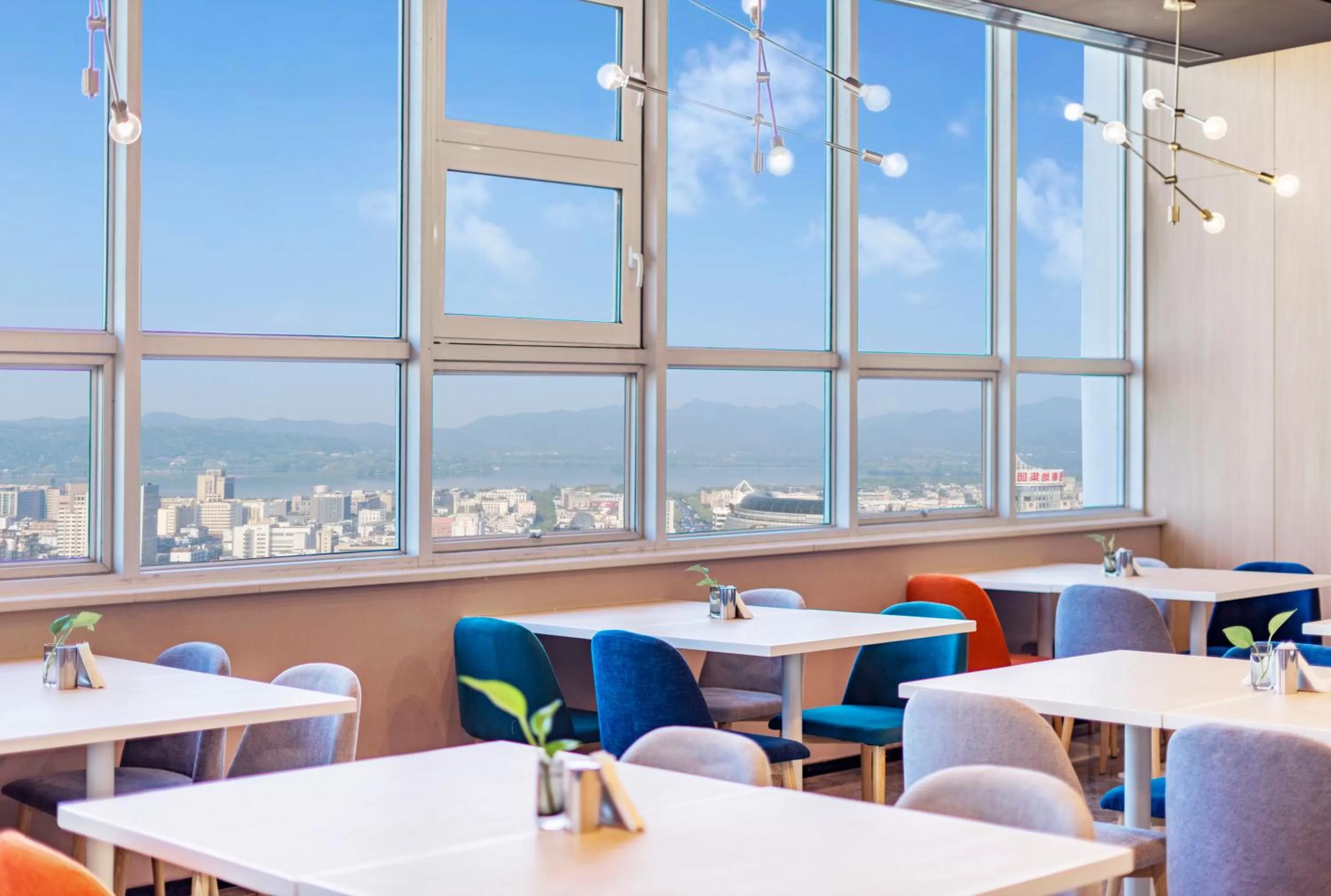 Restaurant/places to eat in Holiday Inn Express Hangzhou Westlake East by IHG