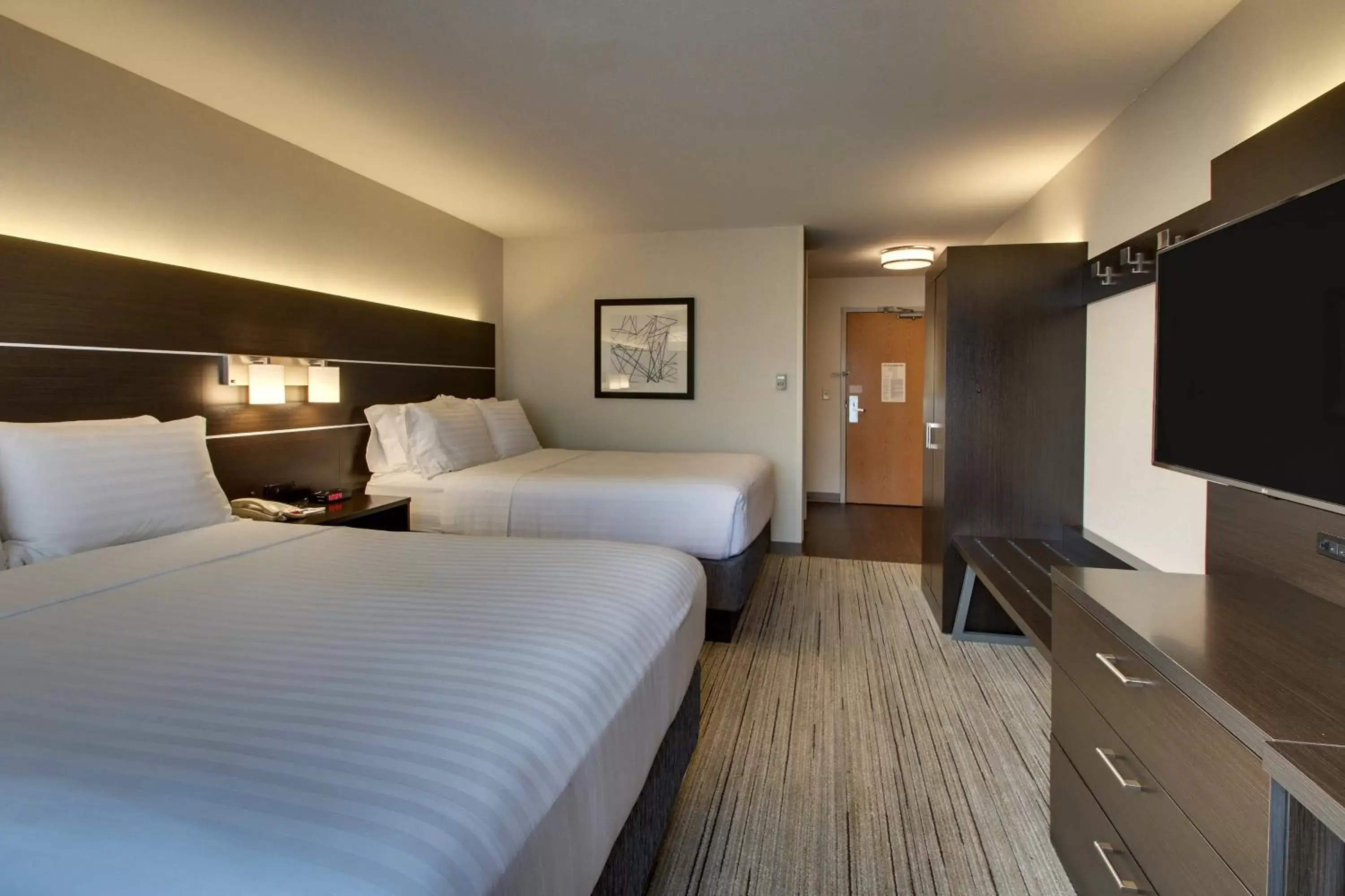 Photo of the whole room, Bed in Holiday Inn Express Hotel & Suites Morris, an IHG Hotel