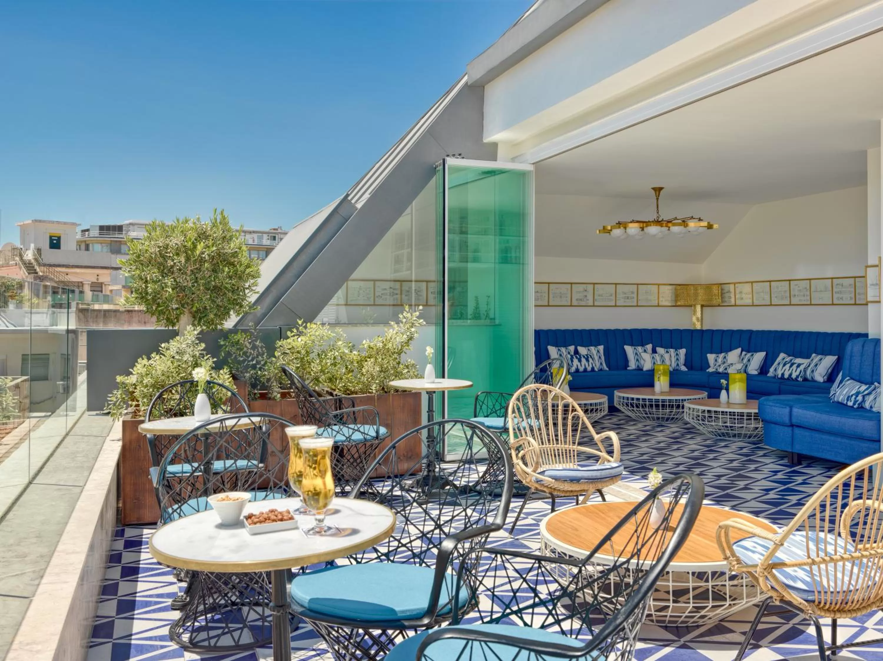 Lounge or bar in H10 Duque de Loule