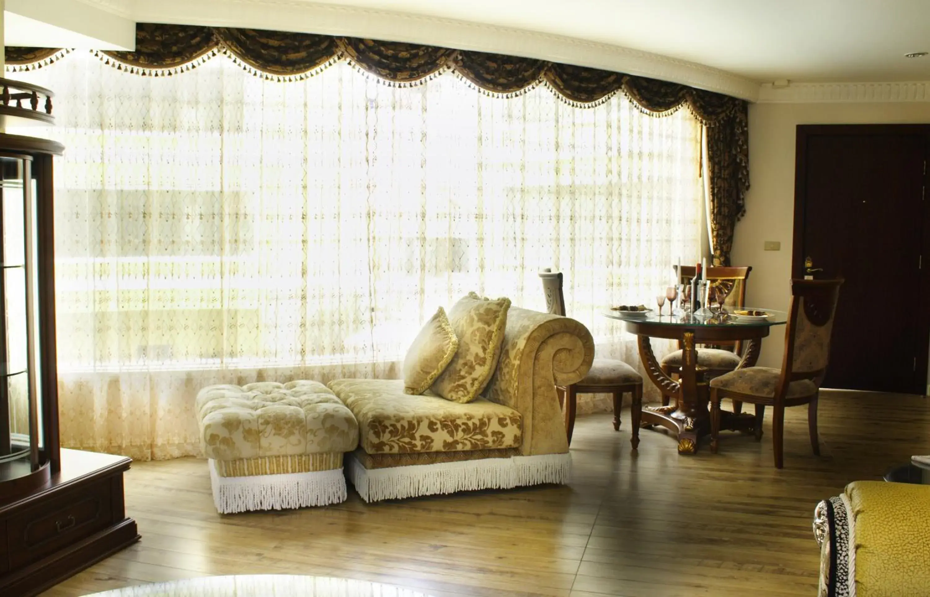 Living room, Seating Area in Four Seasons Place Hotel