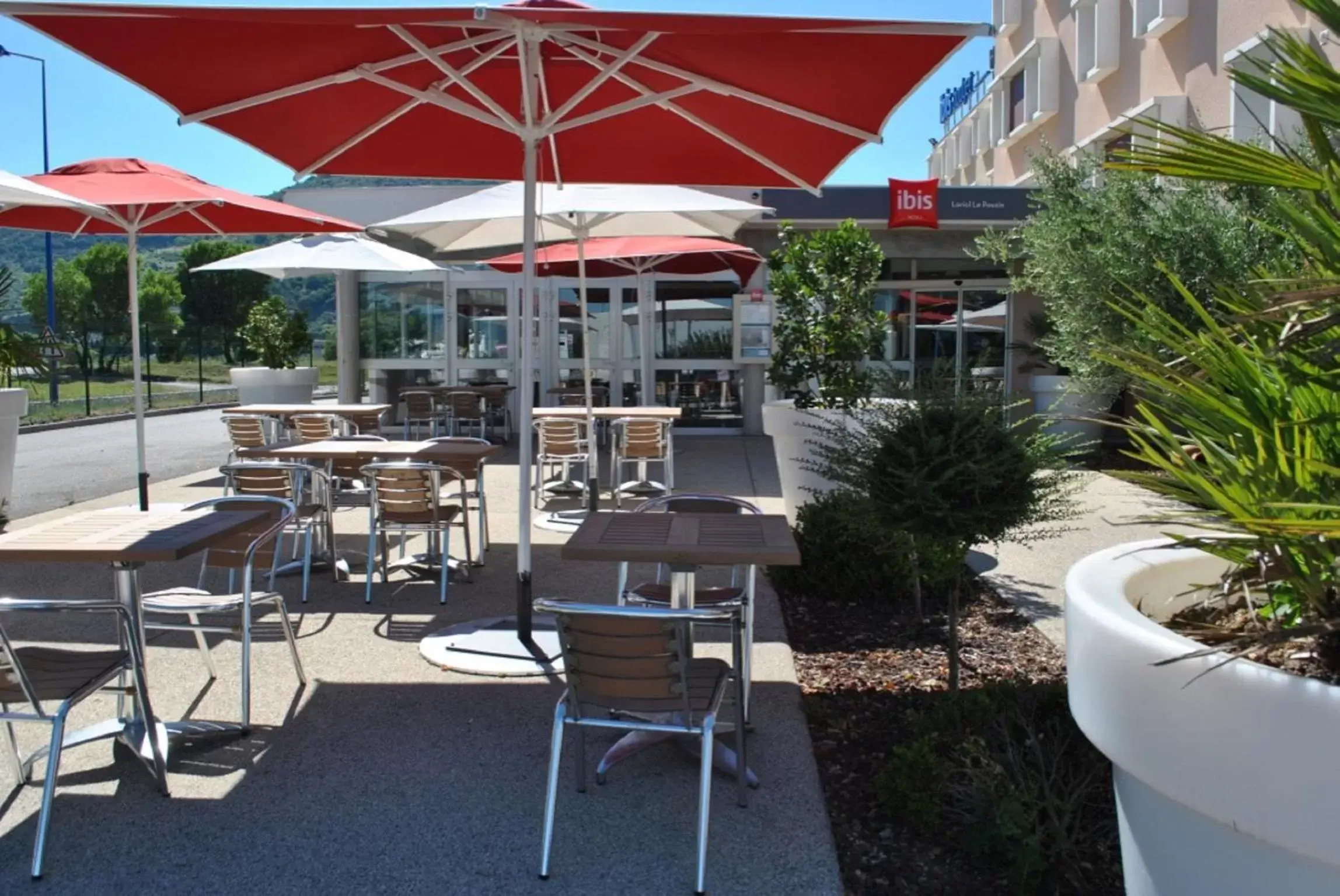 Patio, Restaurant/Places to Eat in ibis Loriol Le Pouzin