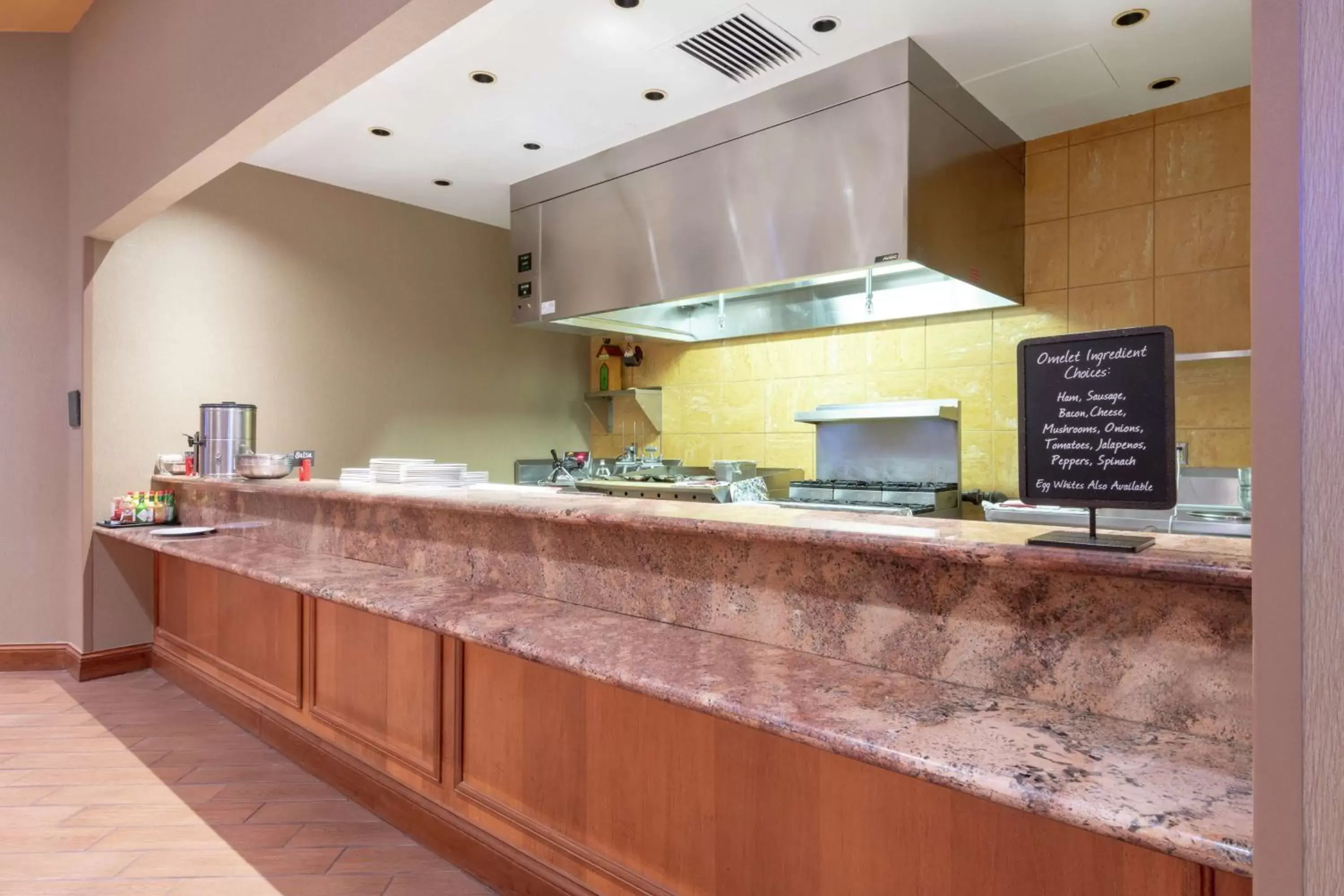 Dining area, Kitchen/Kitchenette in Embassy Suites Northwest Arkansas - Hotel, Spa & Convention Center