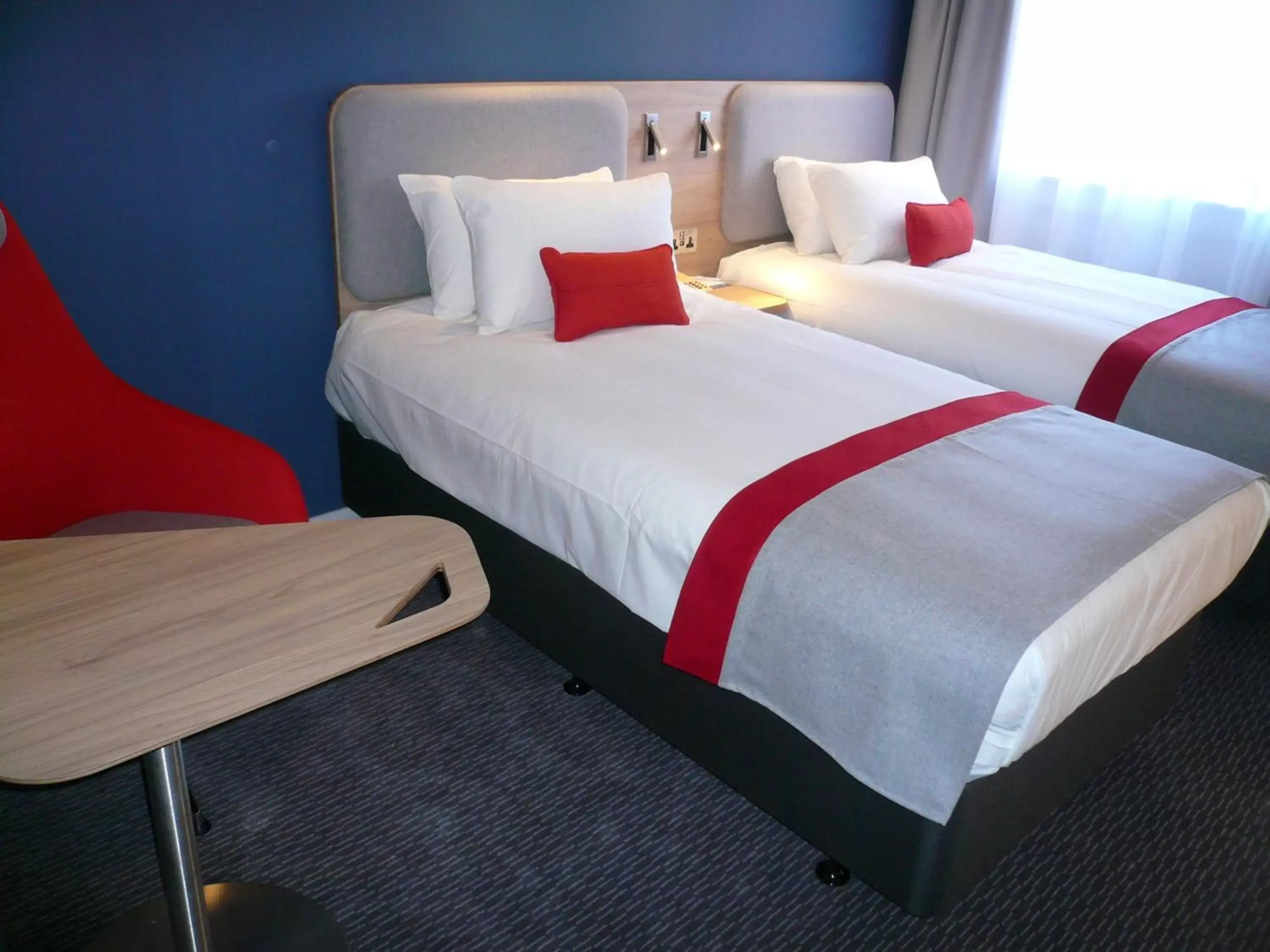 Photo of the whole room, Bed in Holiday Inn Express Oxford Kassam Stadium, an IHG Hotel