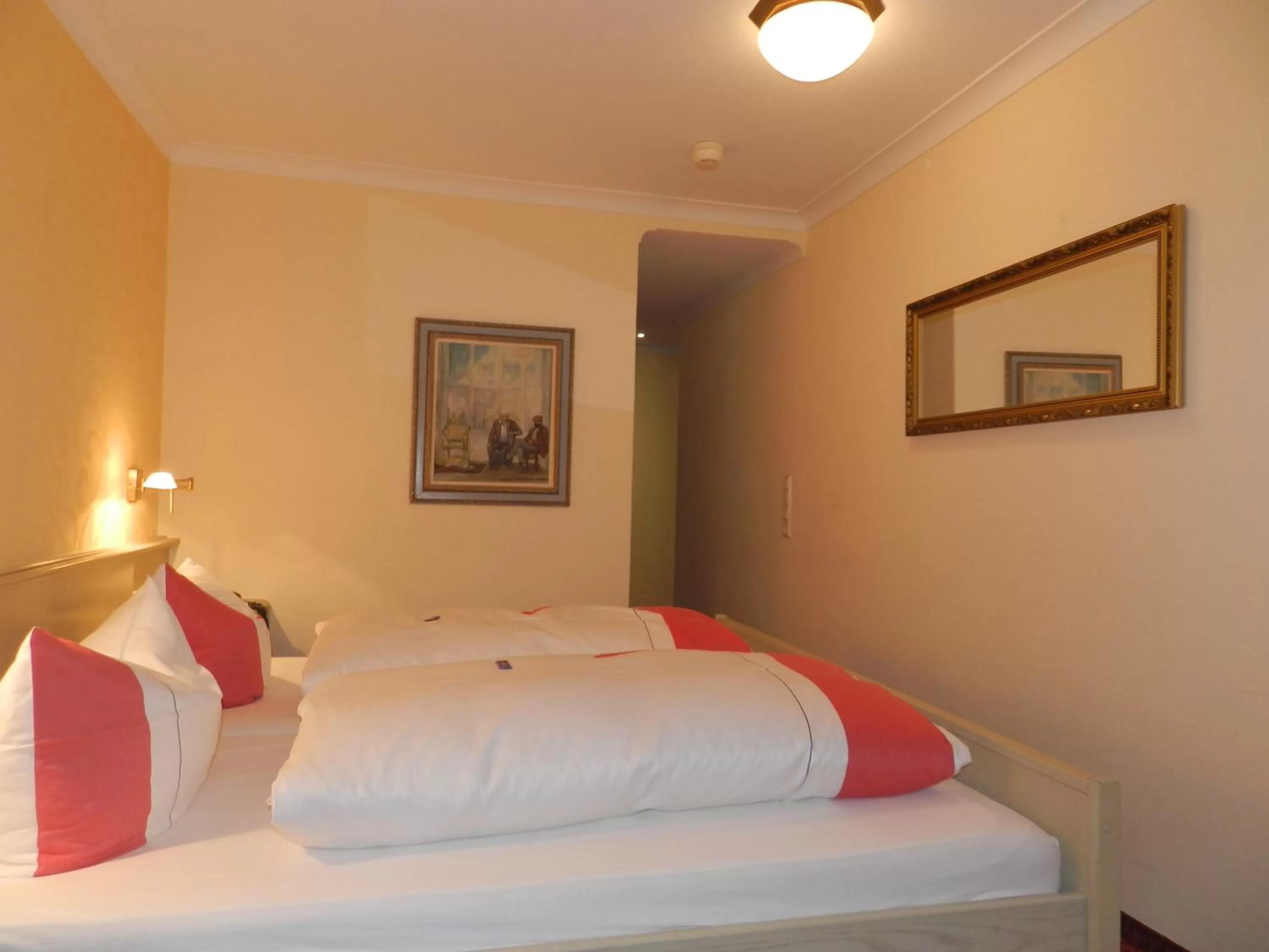 Bed in Hotel Löwen-Weinstube