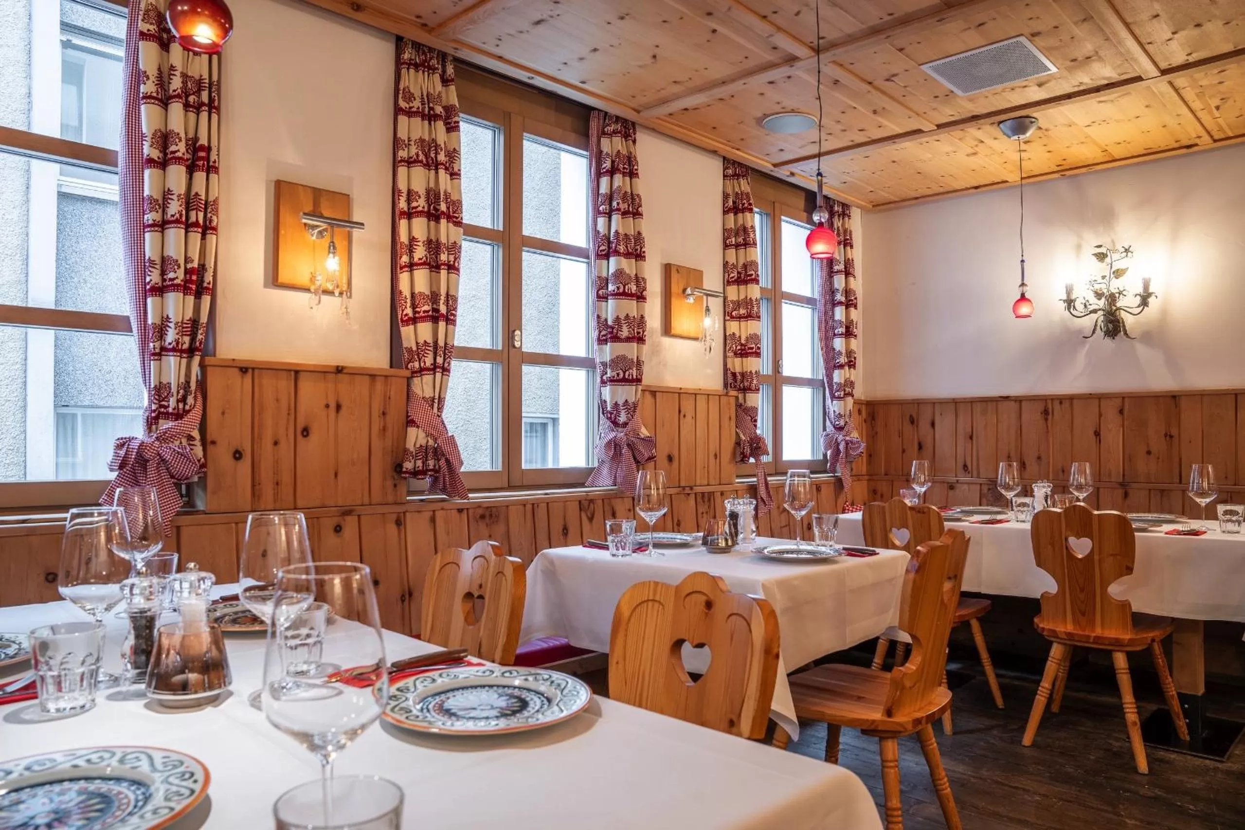 Restaurant/places to eat in Hotel Station