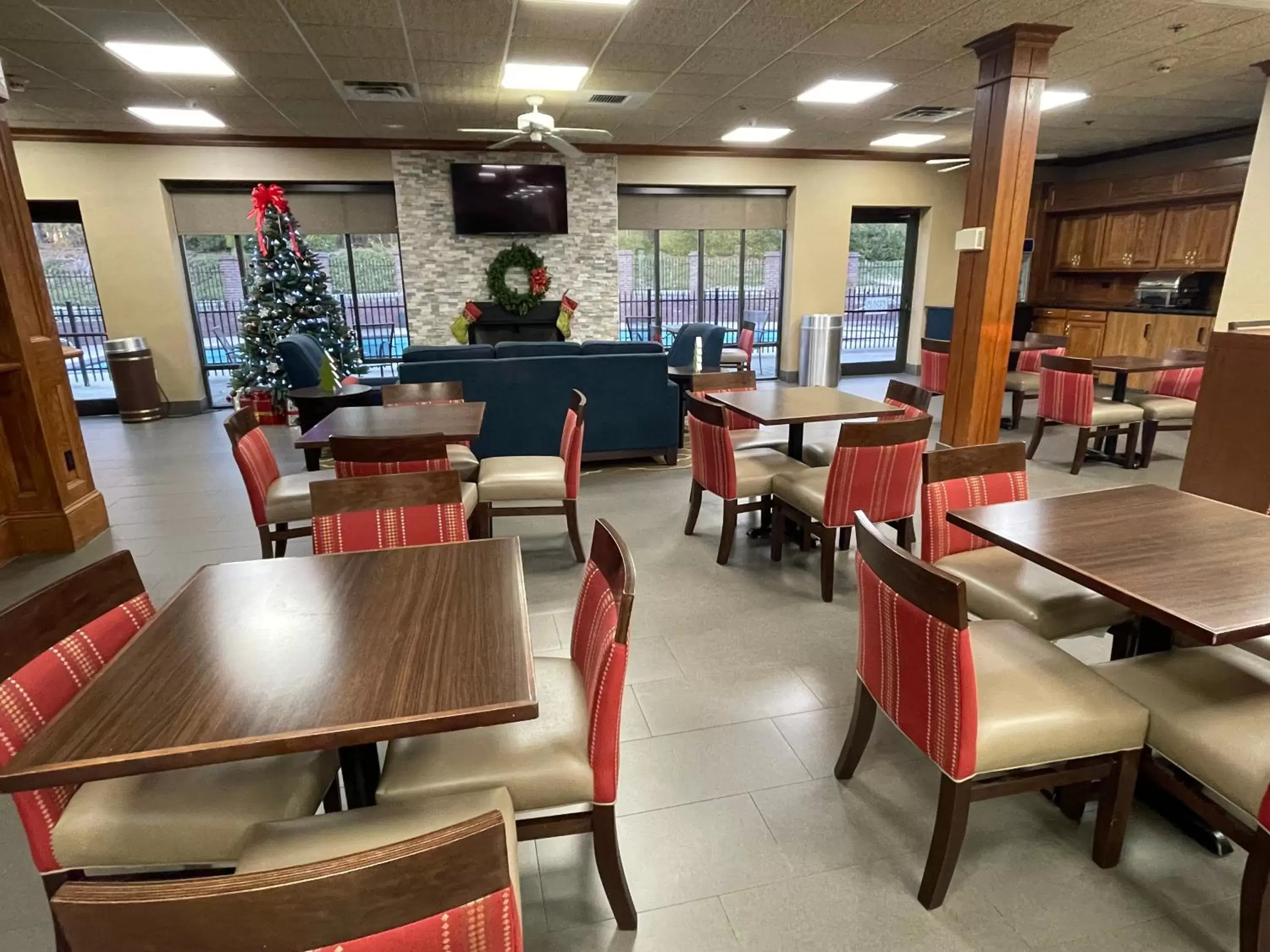 Seating area, Restaurant/Places to Eat in Comfort Inn Pinehurst