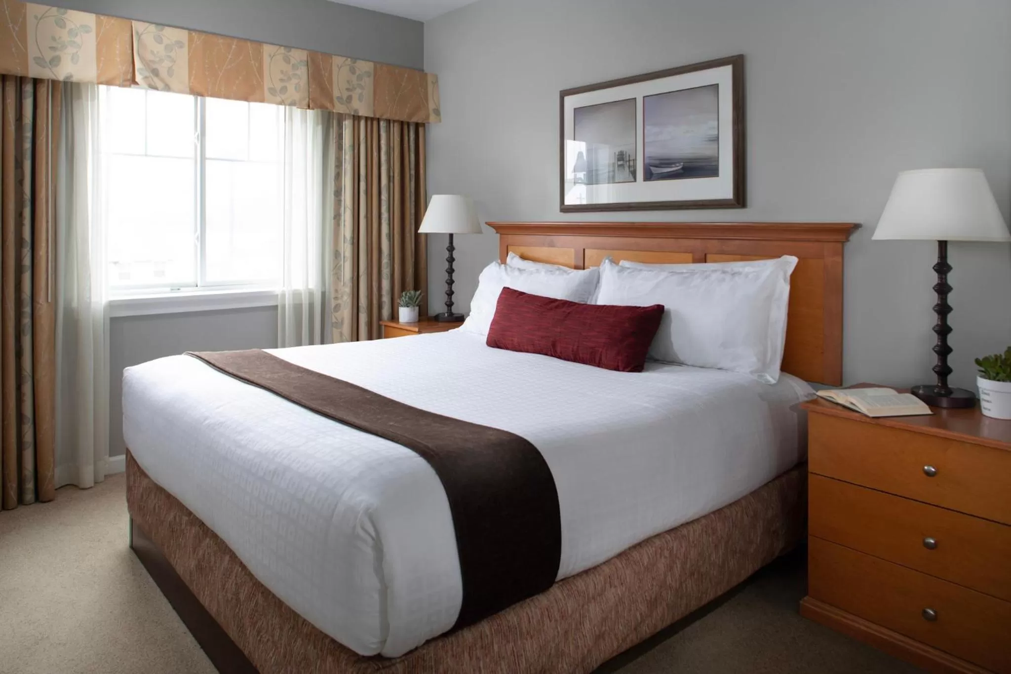 Bed in Rivertide Suites