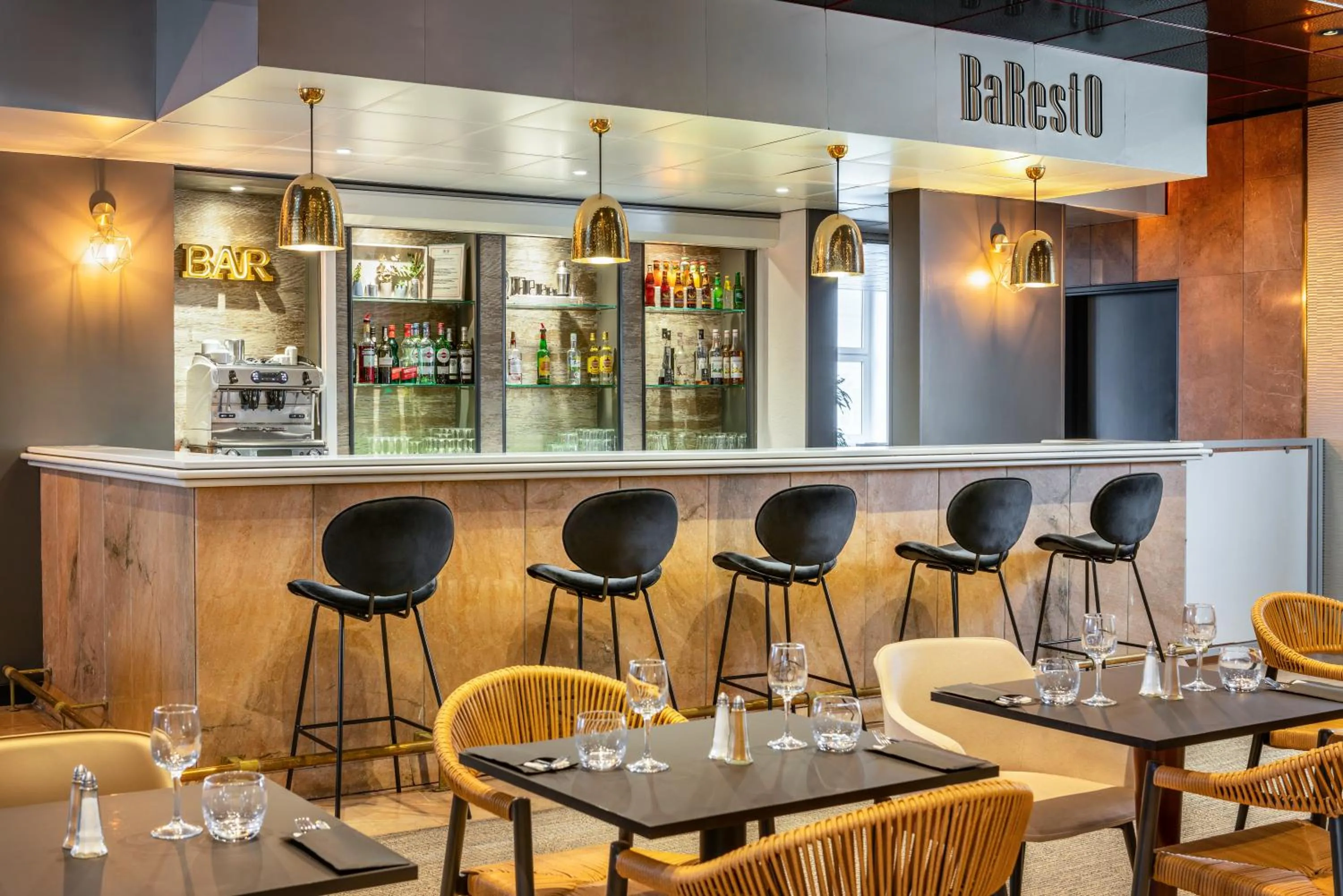 Restaurant/places to eat in ibis Paris porte de Bercy