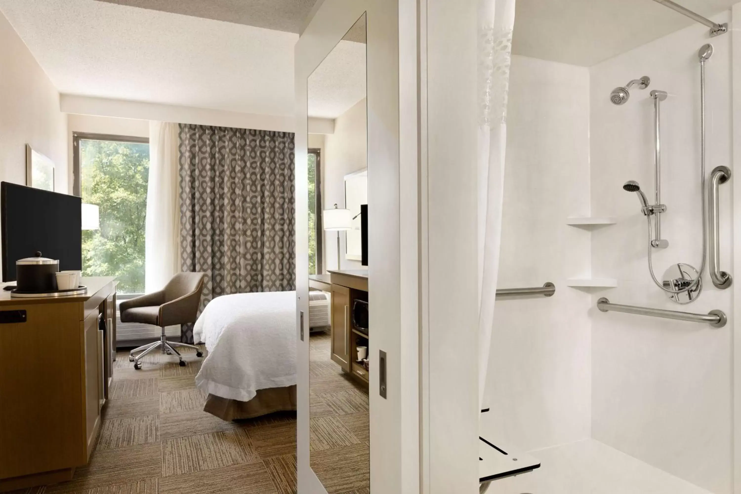 Bedroom, Bathroom in Hampton Inn Atlanta-Buckhead