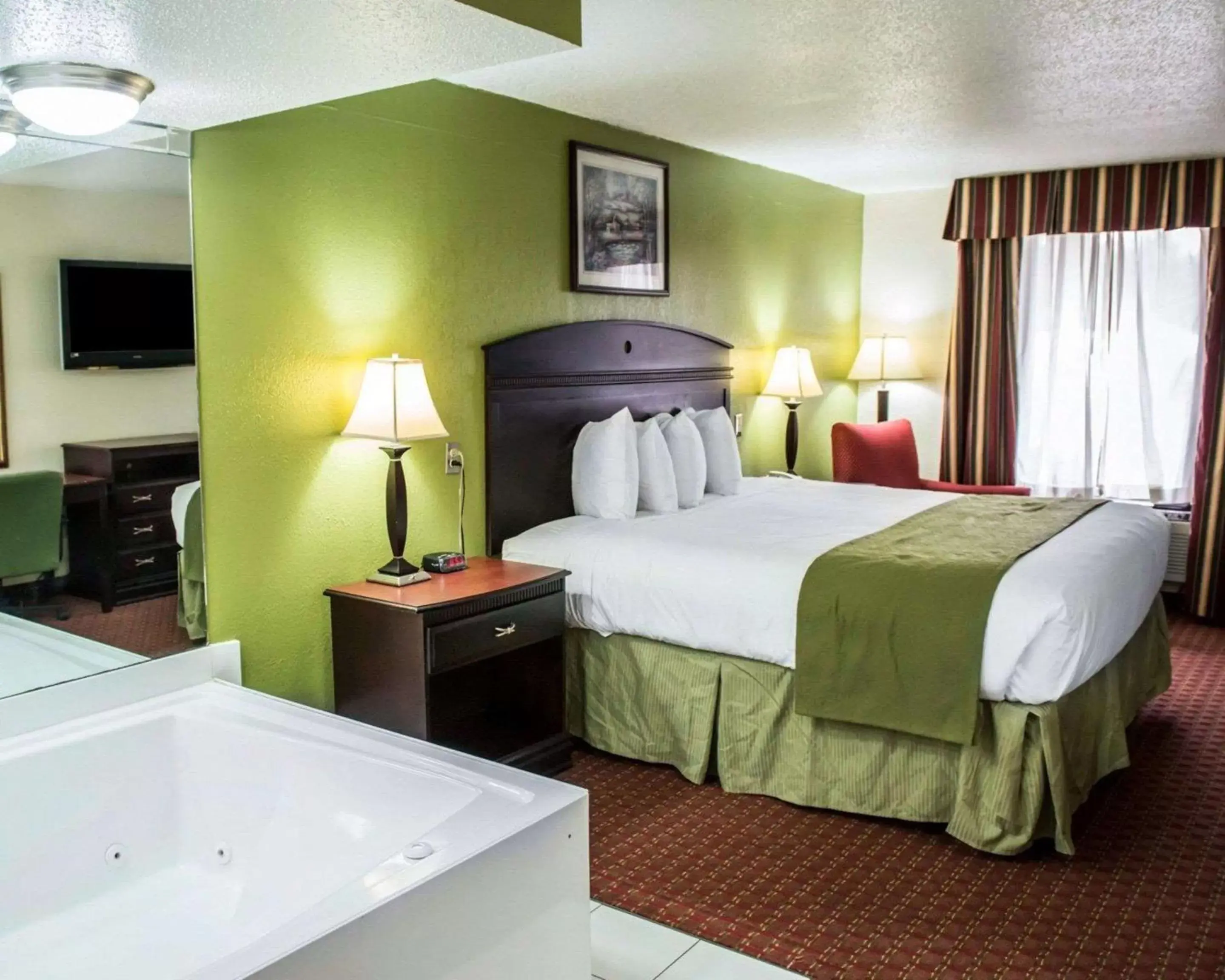Photo of the whole room in Quality Inn Chipley I-10 at Exit 120 Photo of the whole room in Quality Inn Chipley I-10 at Exit 120