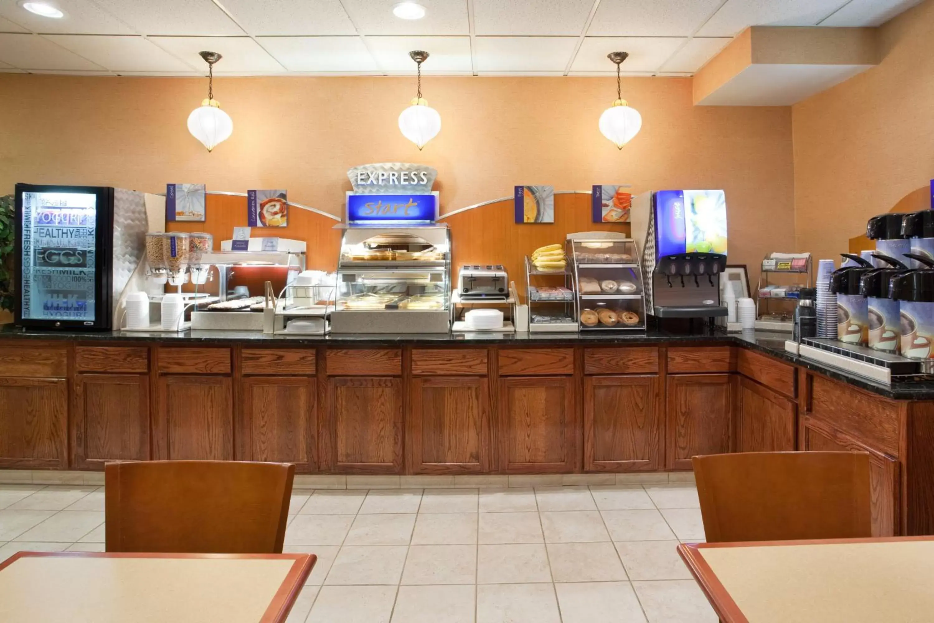 Breakfast, Restaurant/Places to Eat in Holiday Inn Express Hotel & Suites Cleveland-Streetsboro, an IHG Hotel