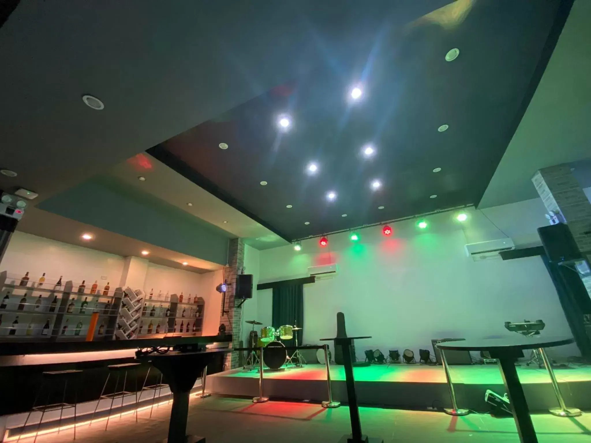 Nightclub / DJ, Swimming Pool in Skylodge Resort