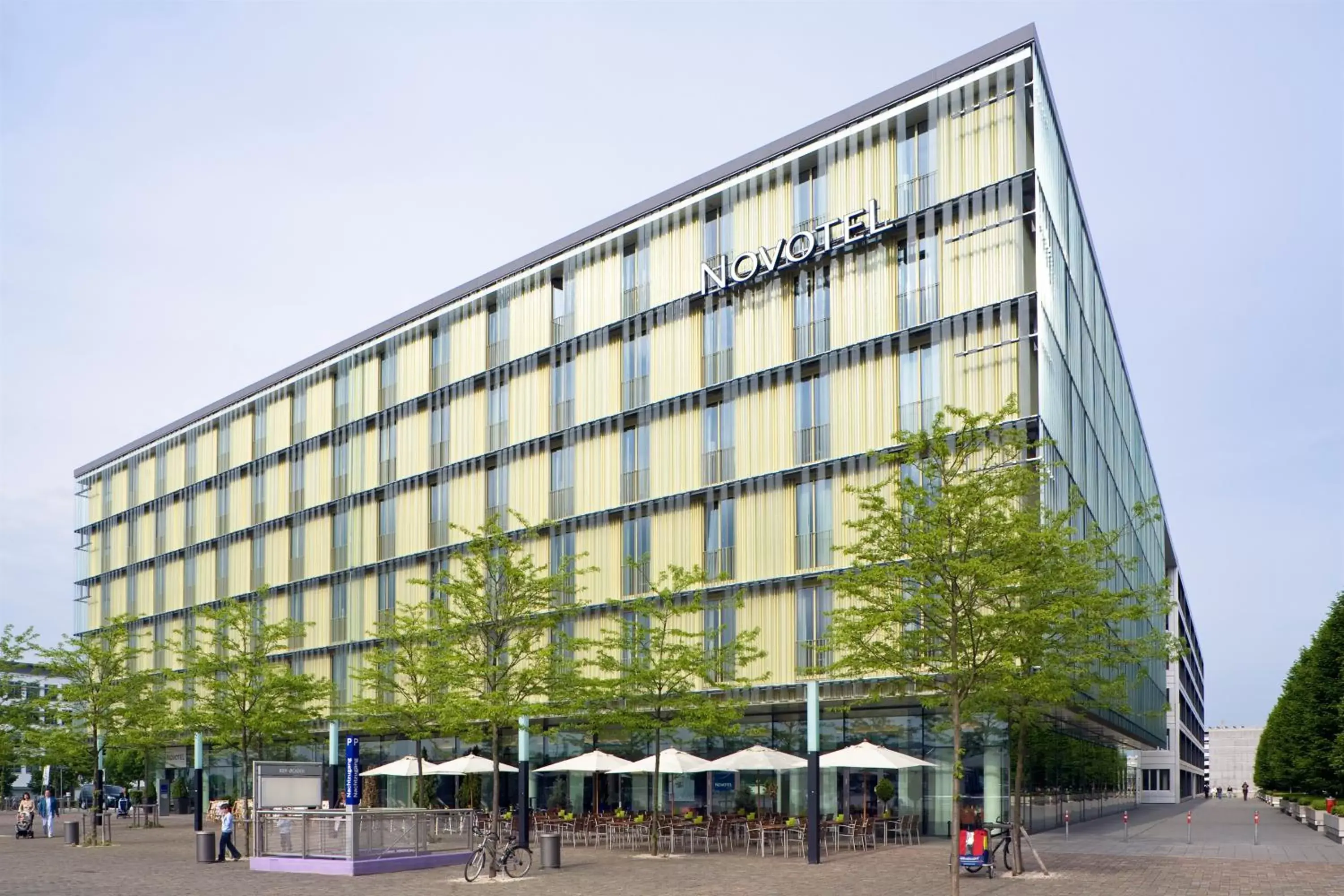 Facade/entrance, Property Building in Novotel München Messe