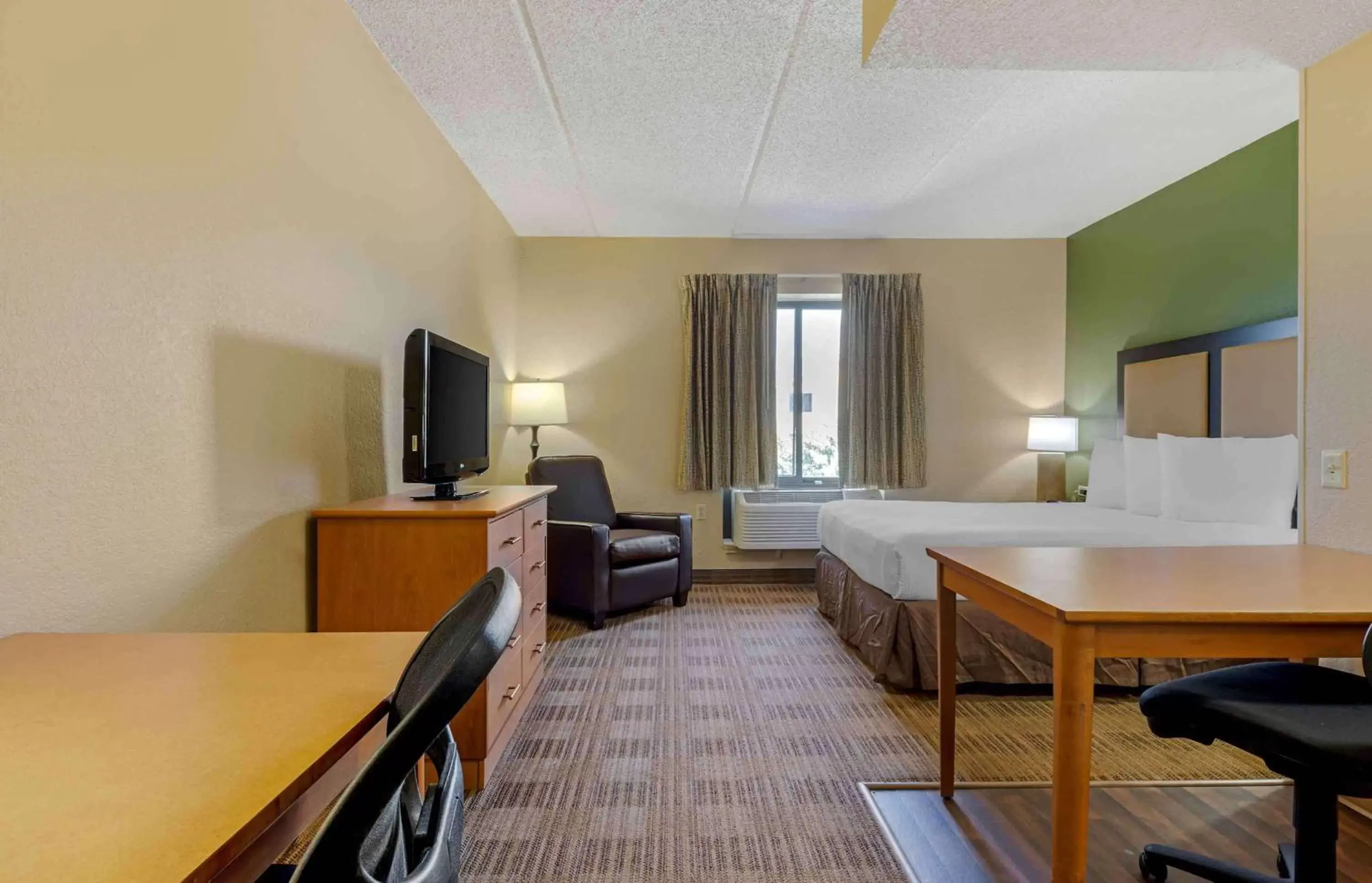 Bedroom, TV/Entertainment Center in Extended Stay America Select Suites - Dallas - Las Colinas - Meadow Creek Dr