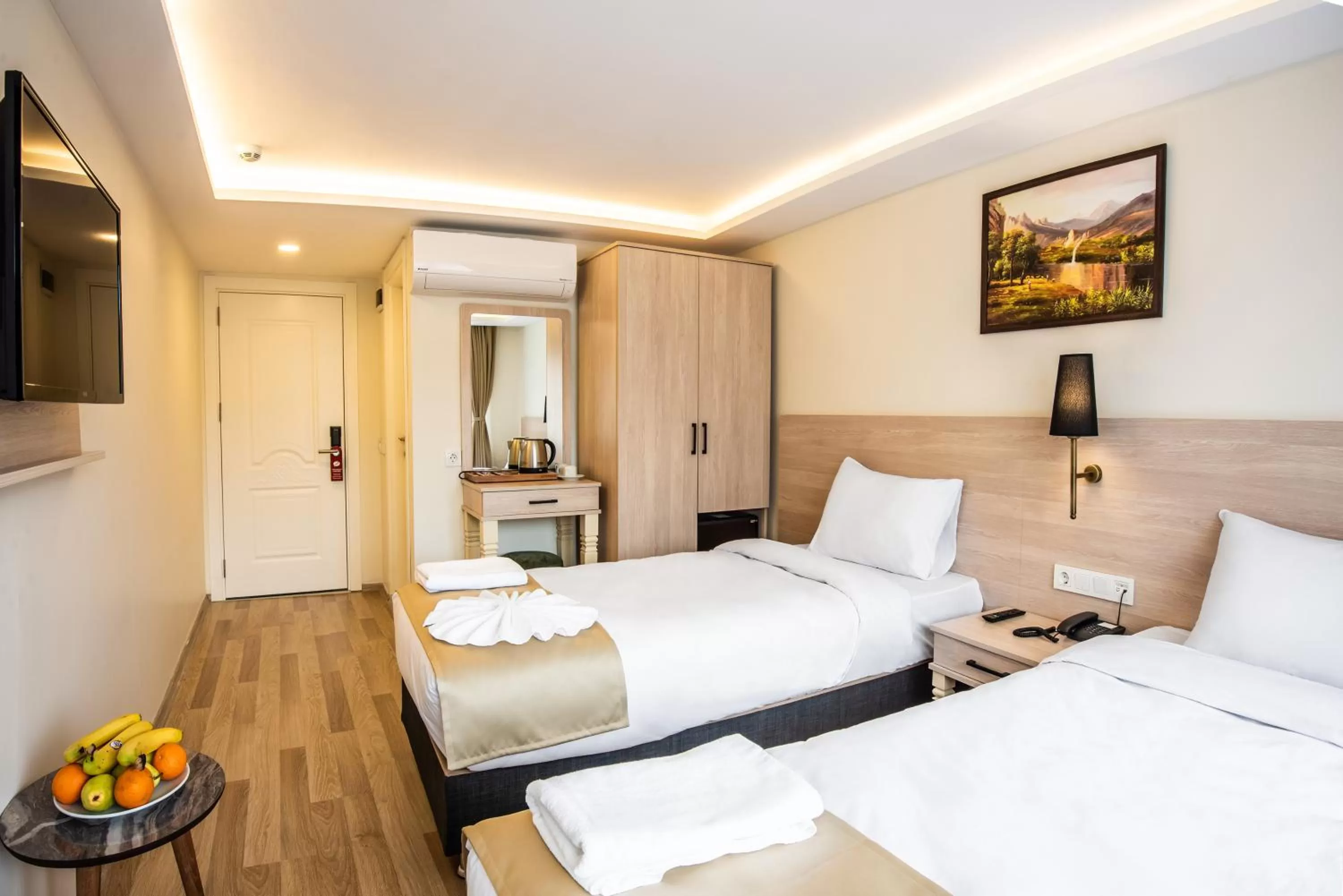 Photo of the whole room, Bed in Royal Bosphorus Hotel & SPA Hamam