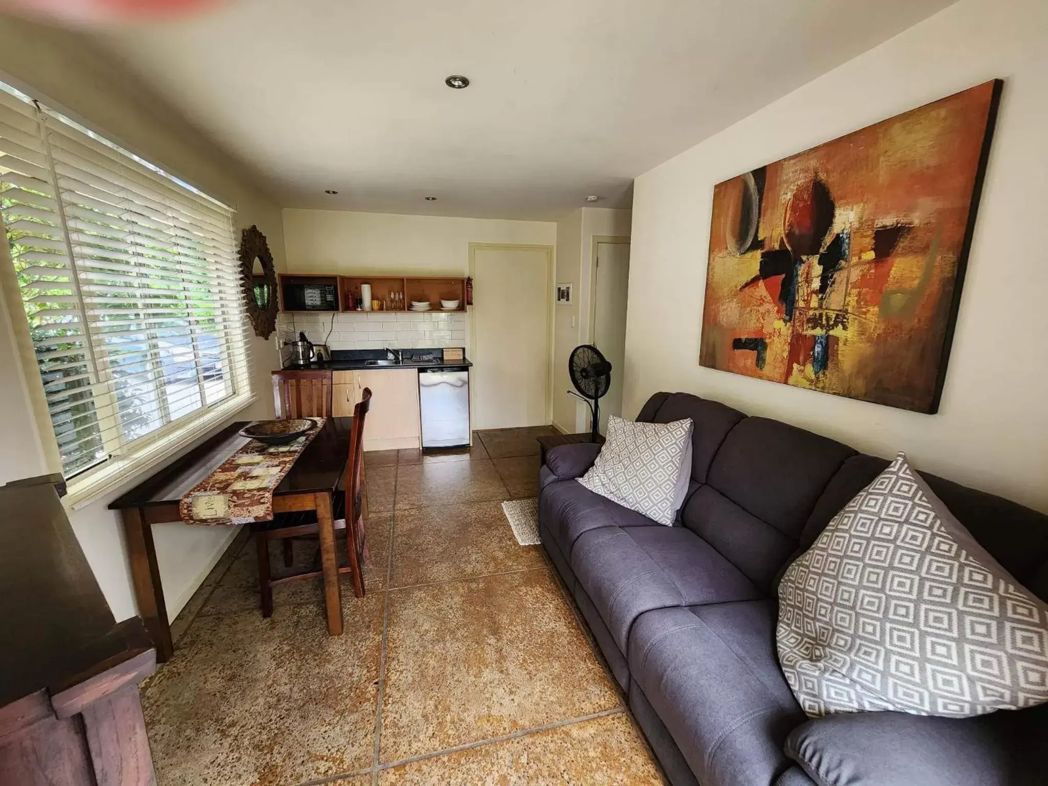 Kitchen or kitchenette, Seating Area in Avalon Resort