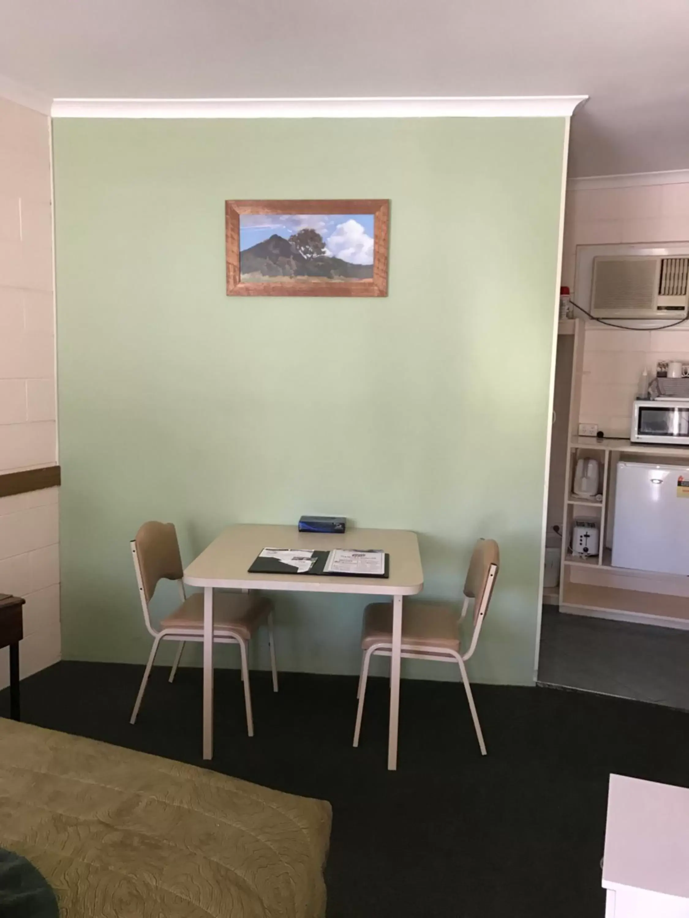 Bedroom, Dining Area in The Lodge Outback Motel