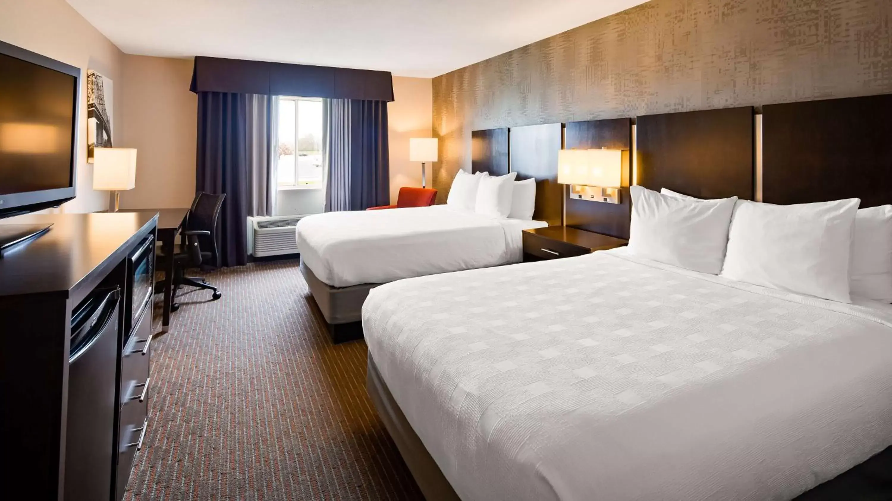 Queen Room with Two Queen Beds in Best Western Muscatine - Pearl City Hotel Queen Room with Two Queen Beds in Best Western Muscatine - Pearl City Hotel