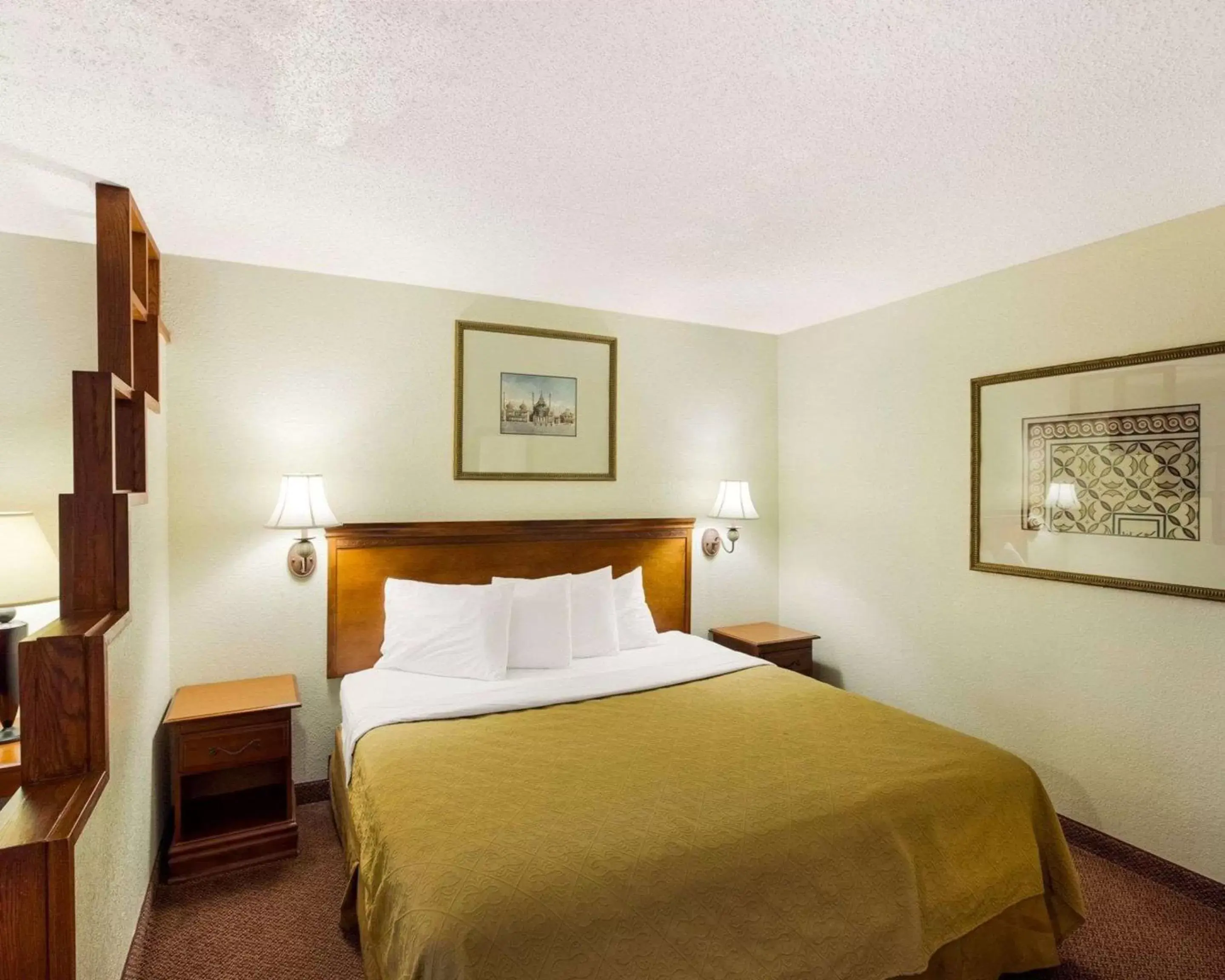 Photo of the whole room, Bed in Rodeway Inn & Suites South of Fiesta Park
