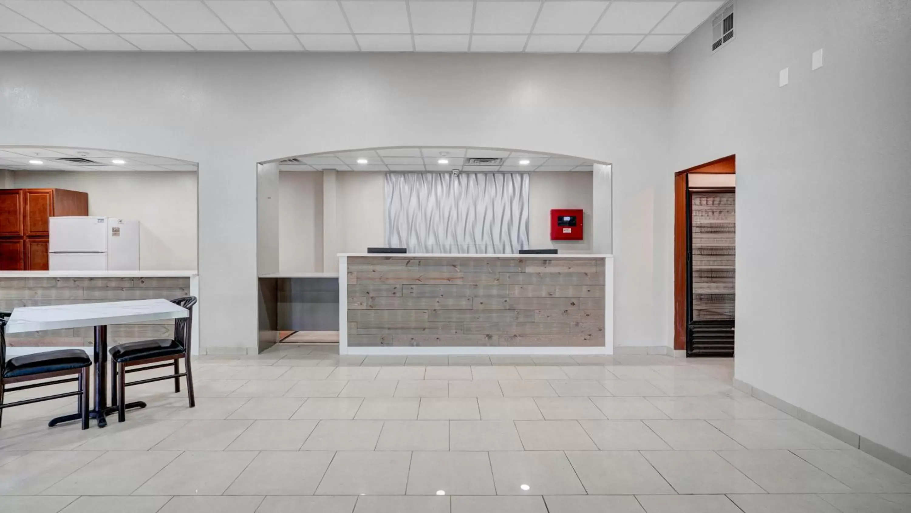 Lobby or reception in Days Inn & Suites by Wyndham Niagara Falls/Buffalo