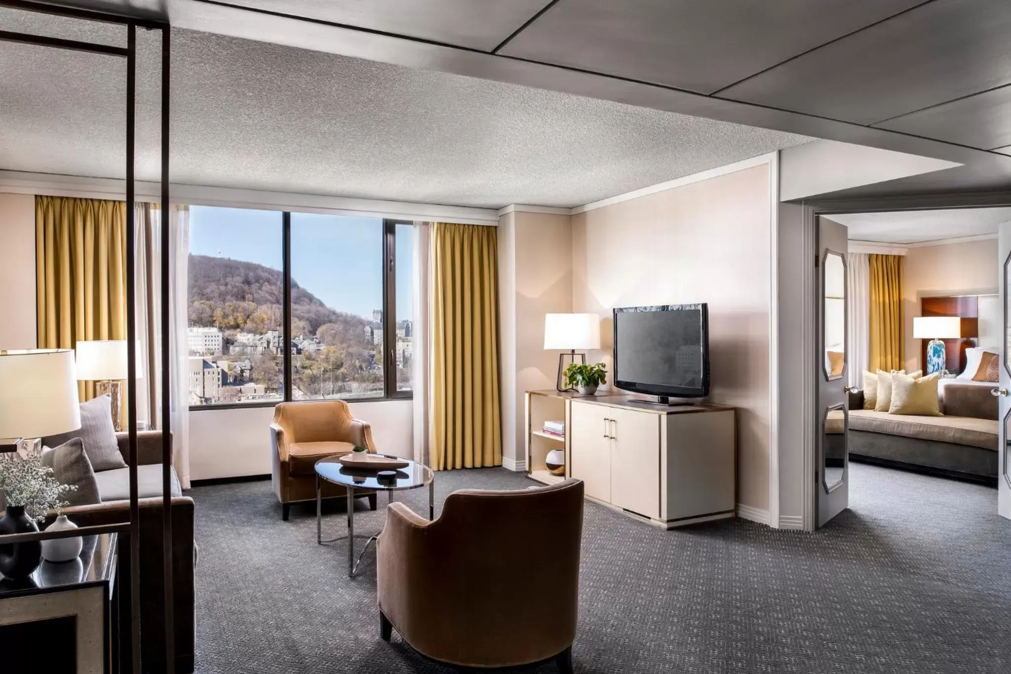 Photo of the whole room, Bed in Omni Mont-Royal Hotel Photo of the whole room, Bed in Omni Mont-Royal Hotel