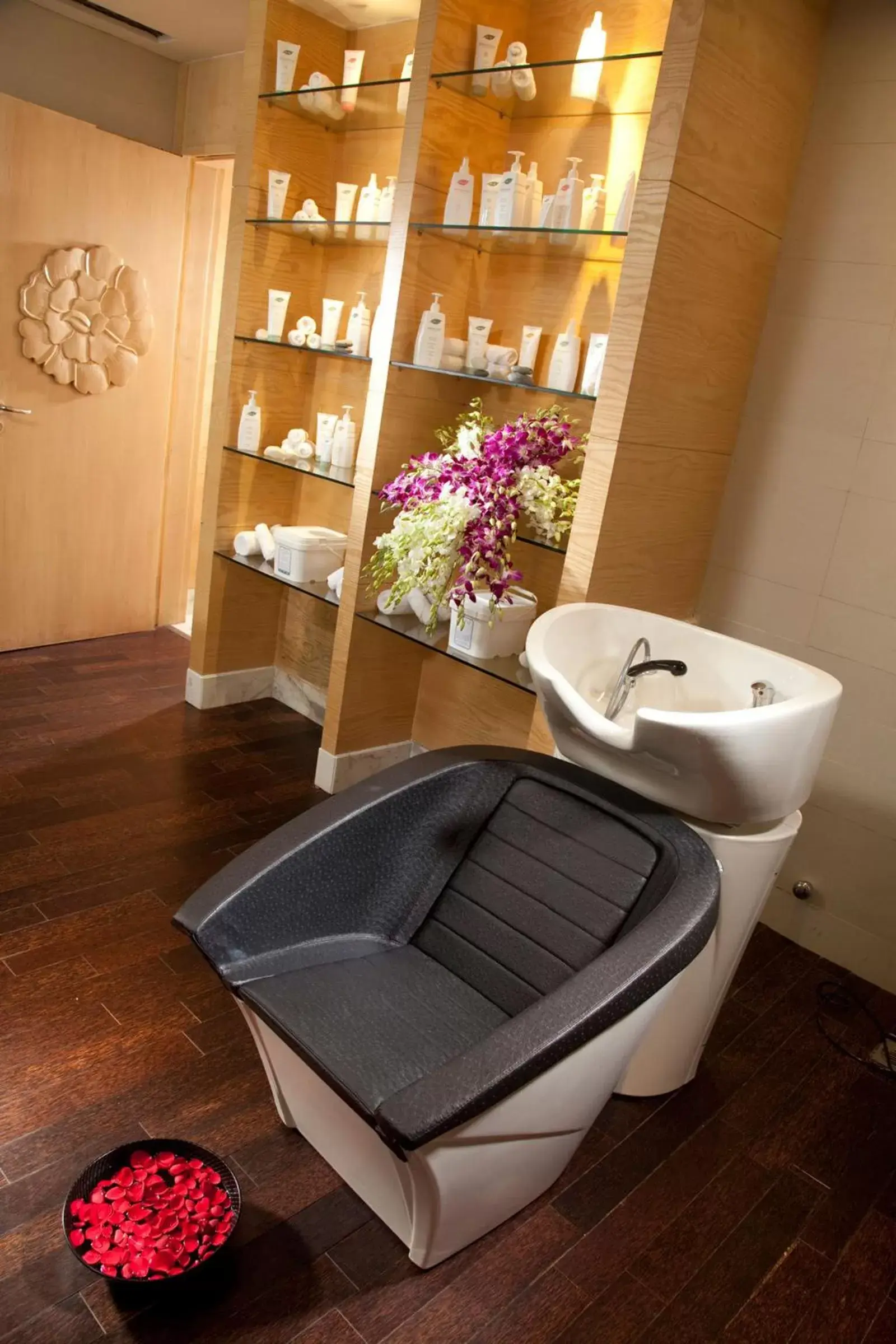 Spa and wellness centre/facilities, Bathroom in Crowne Plaza New Delhi Okhla, an IHG Hotel