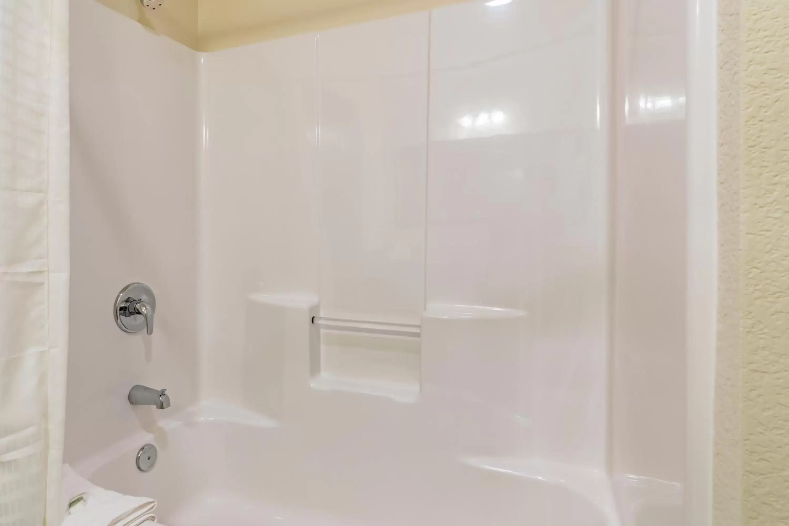 Bathroom in Cobblestone Inn & Suites - Lamoni