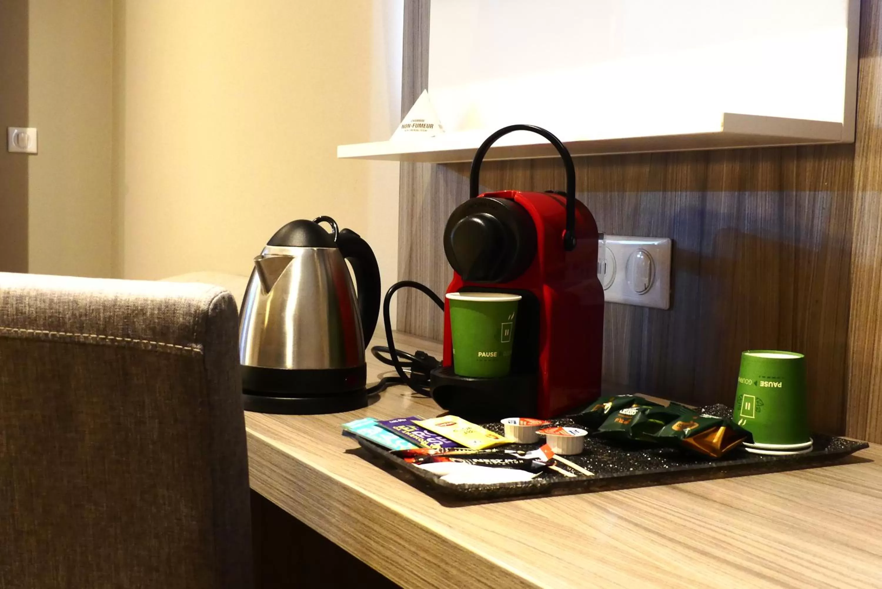 Coffee/tea facilities in Contact Hôtel Le Provençal Bordeaux Lac