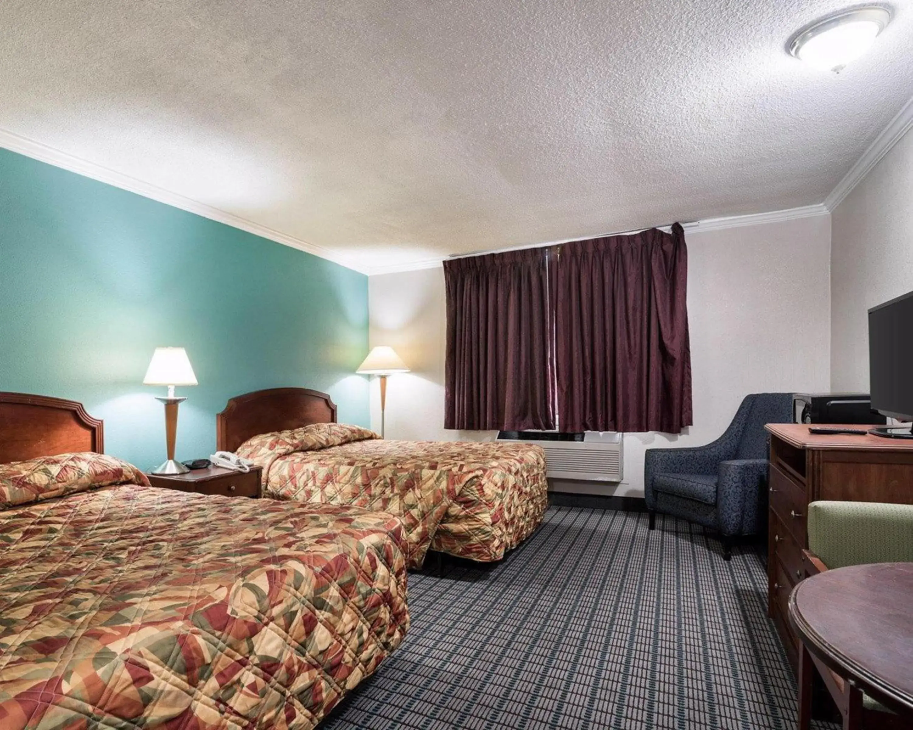 Photo of the whole room, Room Photo in Rodeway Inn Syracuse