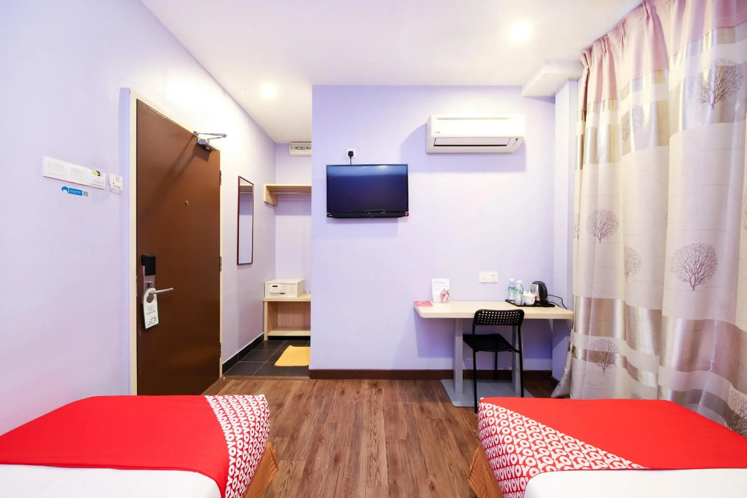 Bedroom, TV/Entertainment Center in Super OYO 156 YP Boutique Hotel