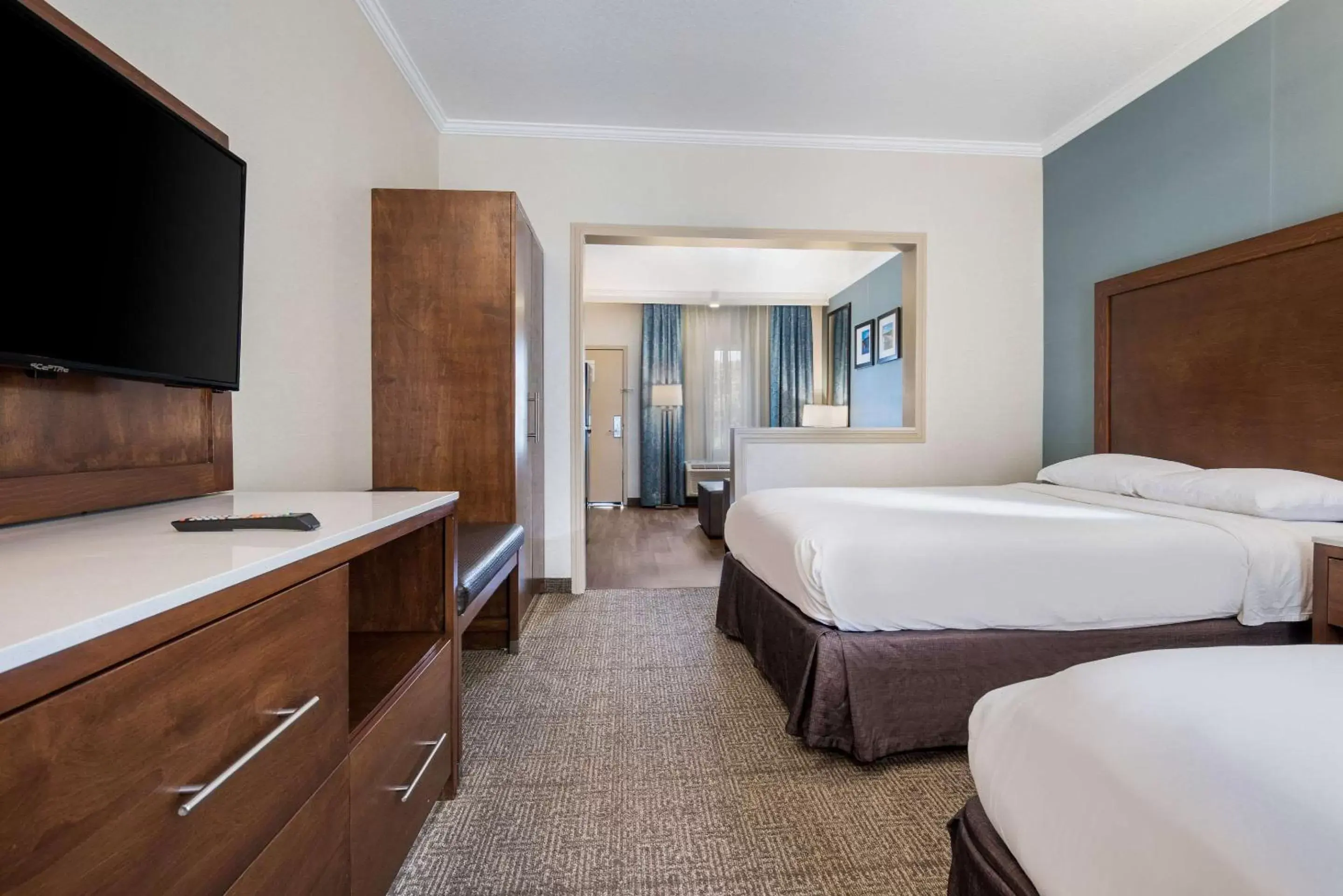 Bedroom, TV/Entertainment Center in MainStay Suites John Wayne Airport, a Choice Hotel