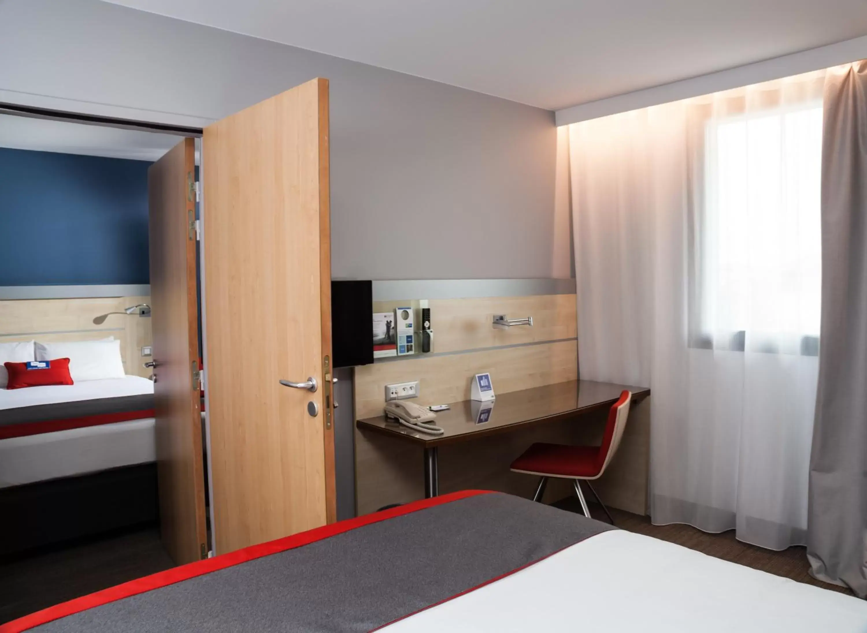 Photo of the whole room, Kitchen/Kitchenette in Holiday Inn Express Toulouse Airport, an IHG Hotel